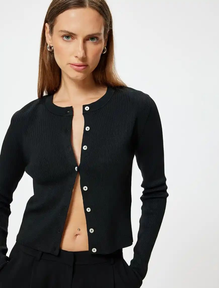 Triko Düğmeli Hırka: Kış ve İlkbahar İçin Şık ve Rahat Kombinasyonlar