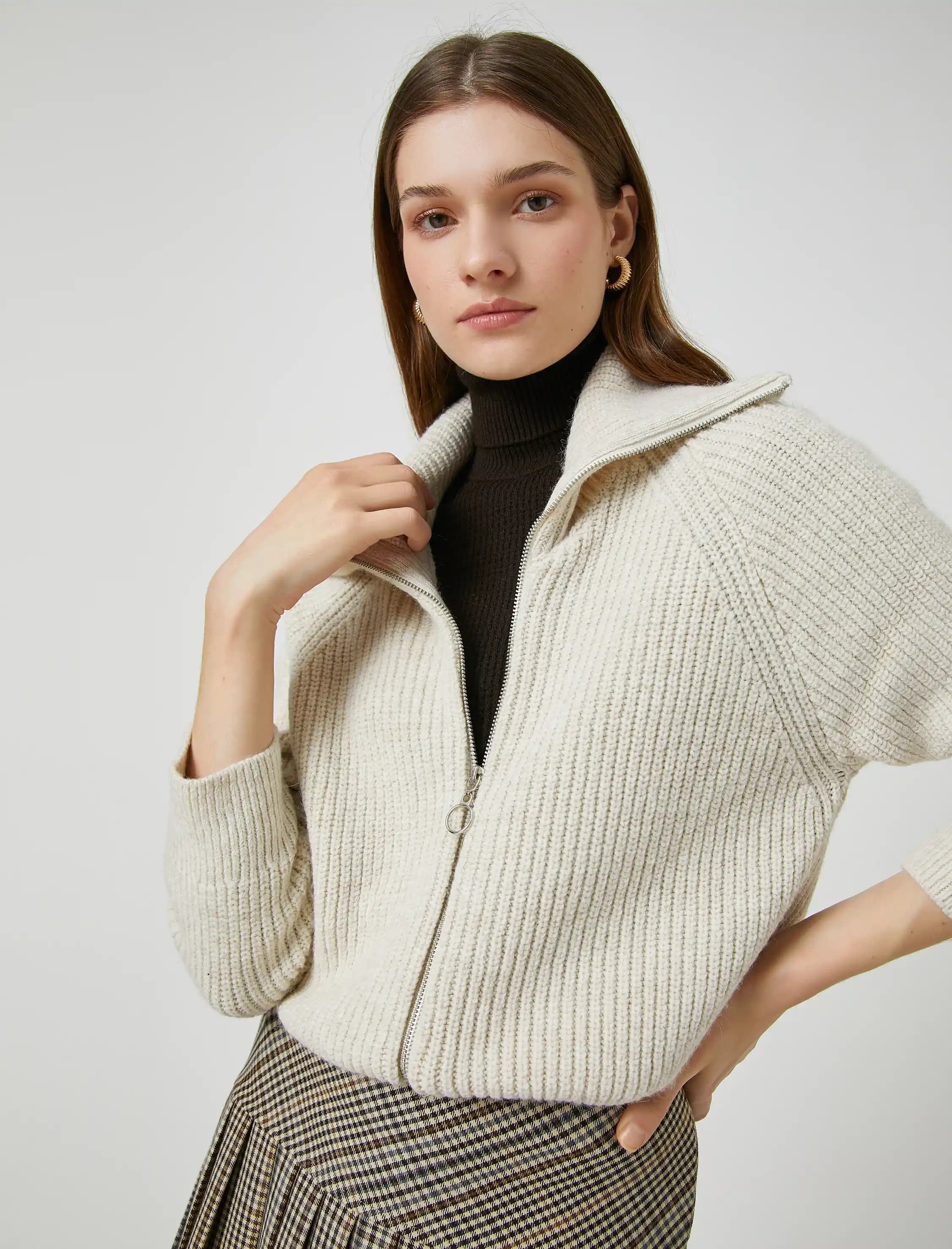 Triko Fermuarlı Hırka Modasında Güncel Trendler ve Kombin Önerileri