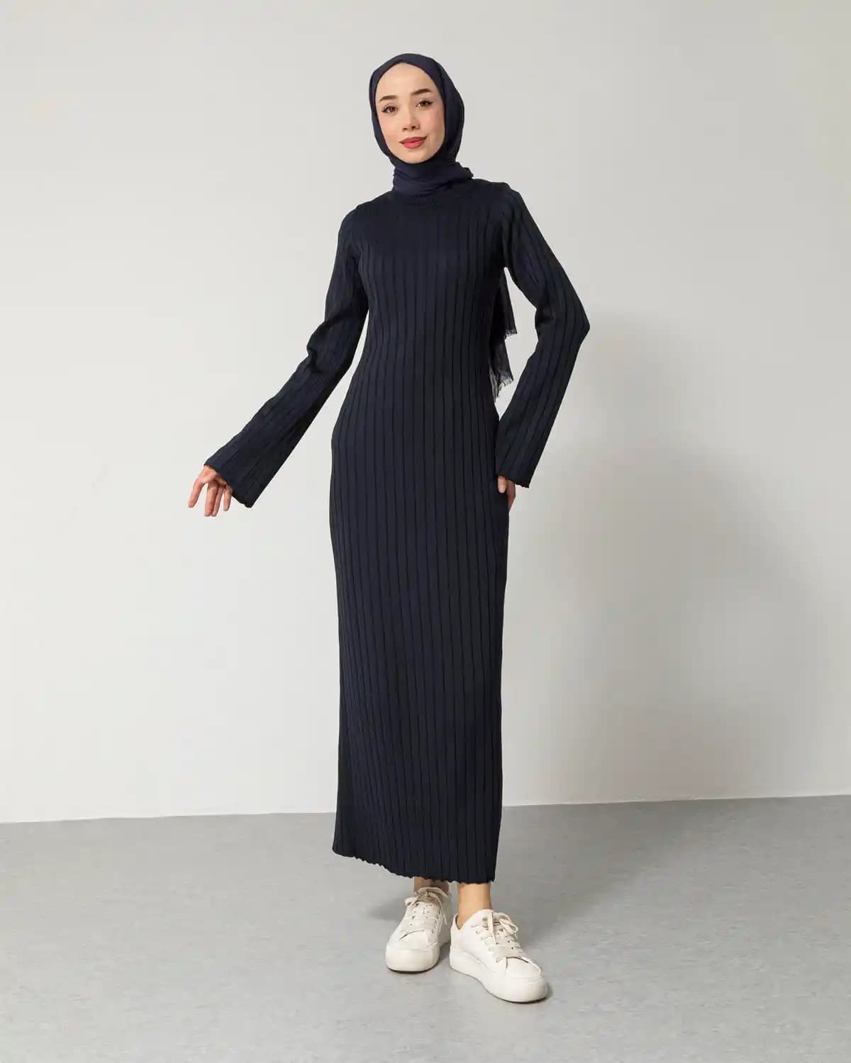 Triko Fitilli Elbise Nedir ve Moda Dünyasında Neden Bu Kadar Popüler