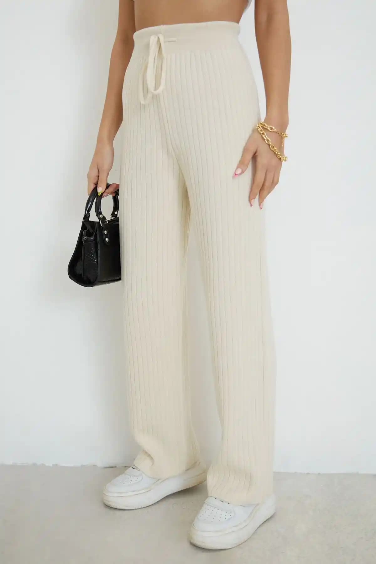 Triko Pantolon Modasında Rahatlık ve Şıklığın Güncel Trendleri ve Kombin İpuçları