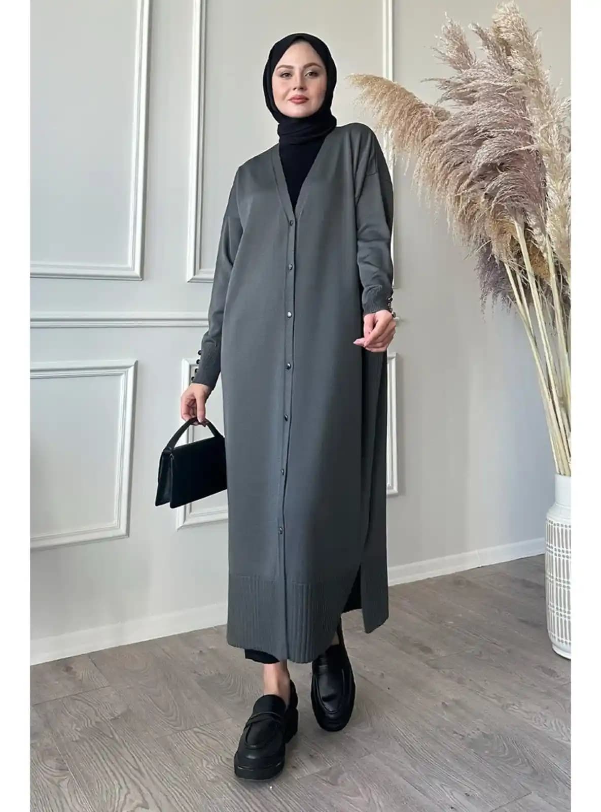 Triko Uzun Ceketler: Moda Dünyasında Şıklık ve Rahatlığın Modern Buluşması