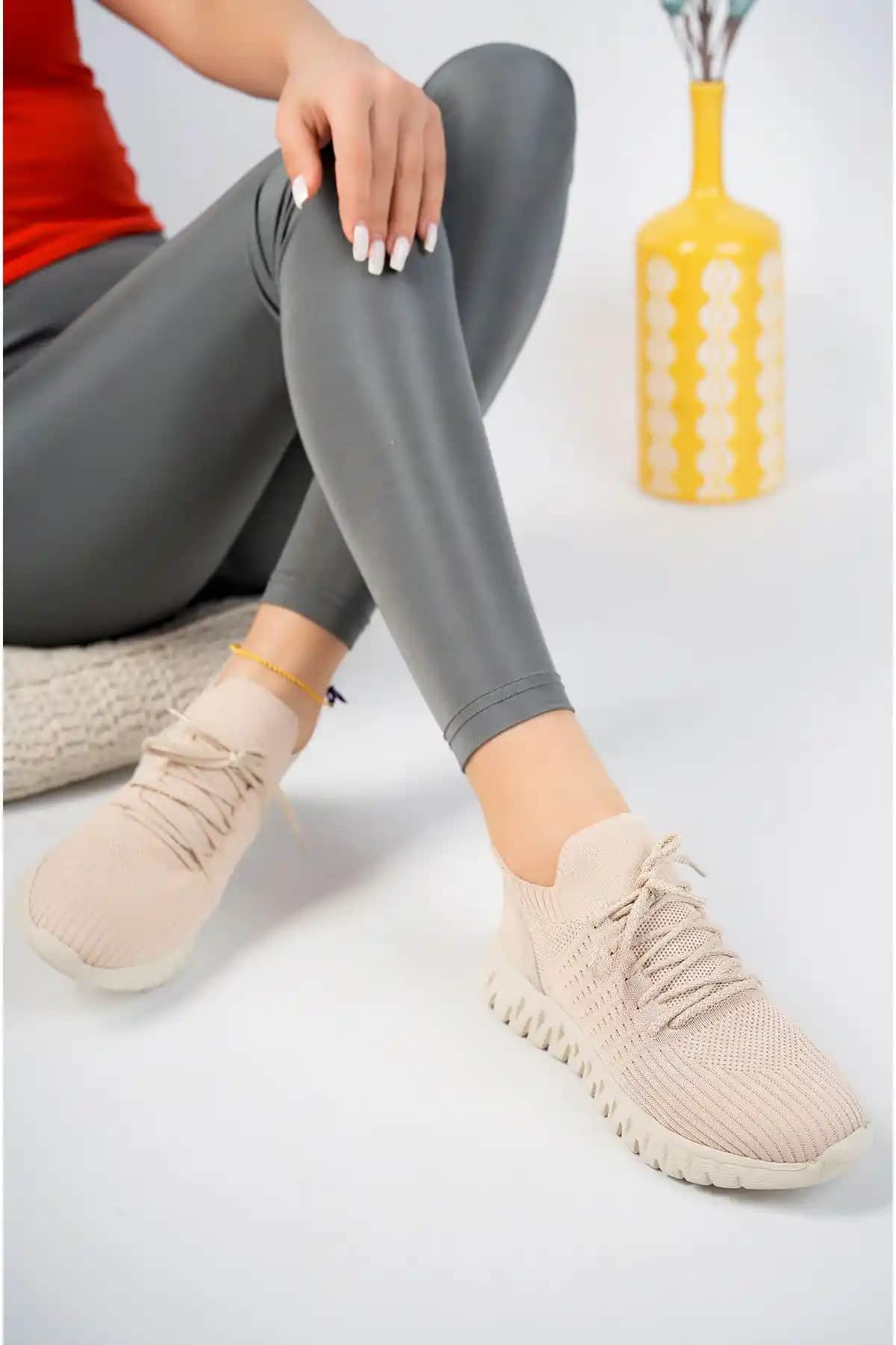 Triko ve Spor Ayakkabılar: Günlük Şıklık ve Konforu Bir Arada Sunan Trendler