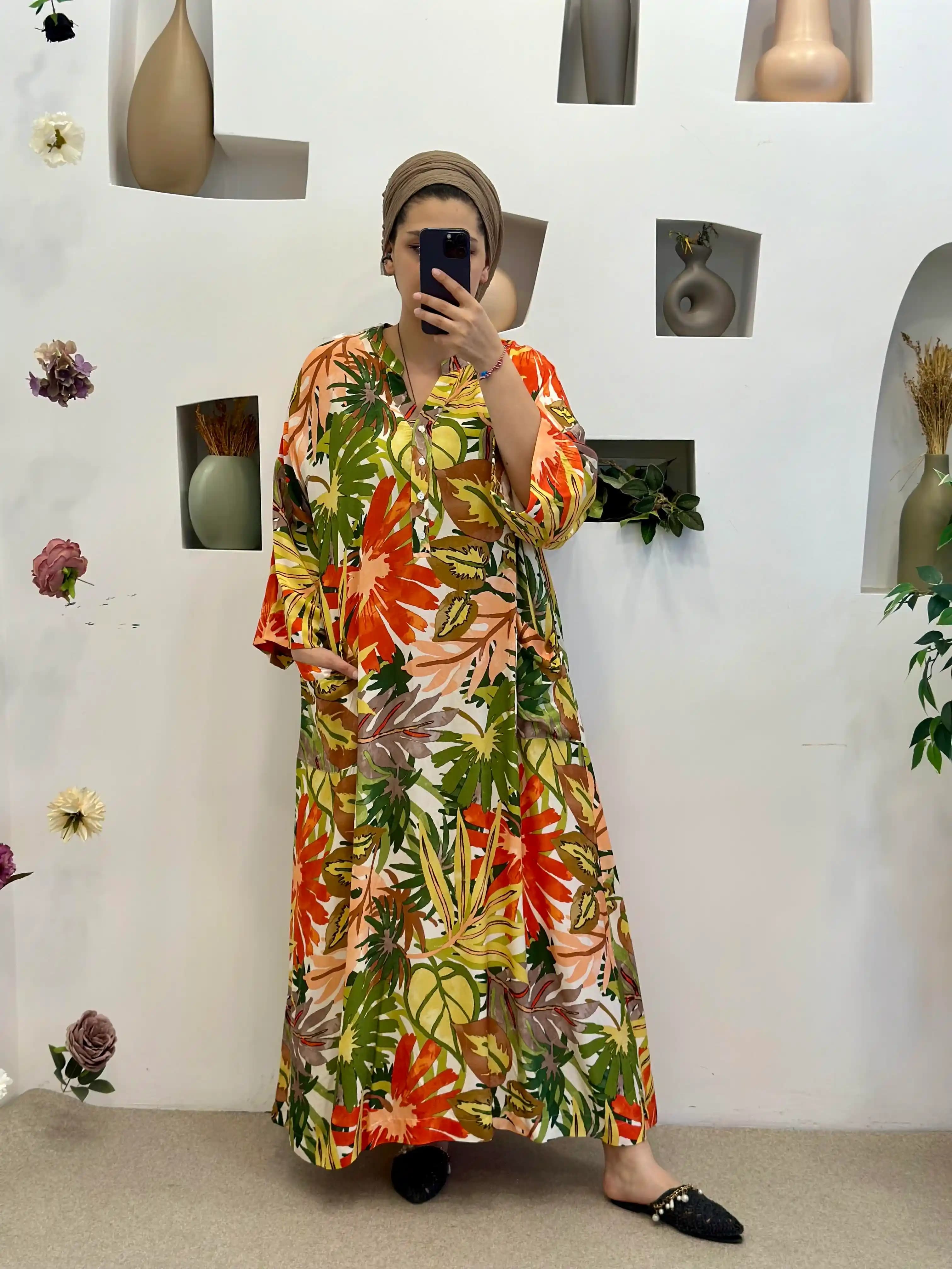 Tropikal Desenli Elbiseler: Renkli ve Canlı Bir Yaz Moda Trendleri Rehberi