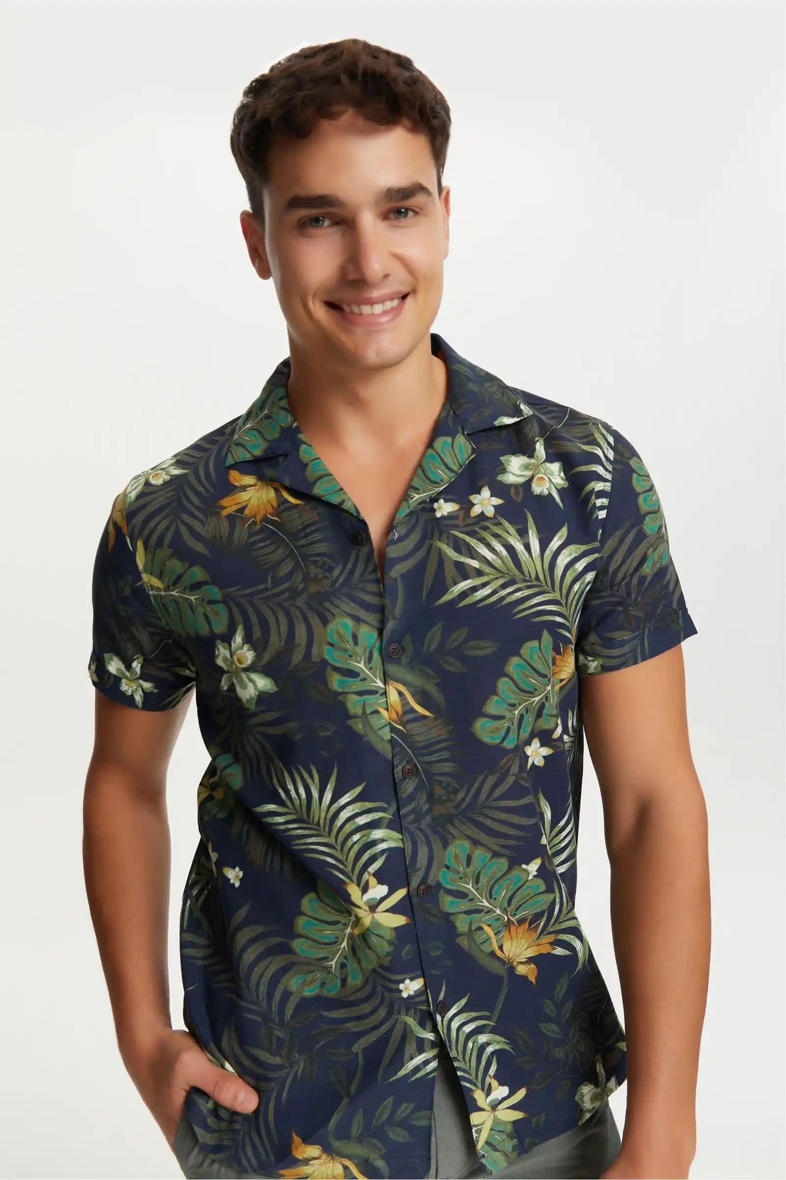 Tropikal Desenli Erkek Gömlekler: Yaz ve Her Mevsim Şıklık İçin Güncel Trendler