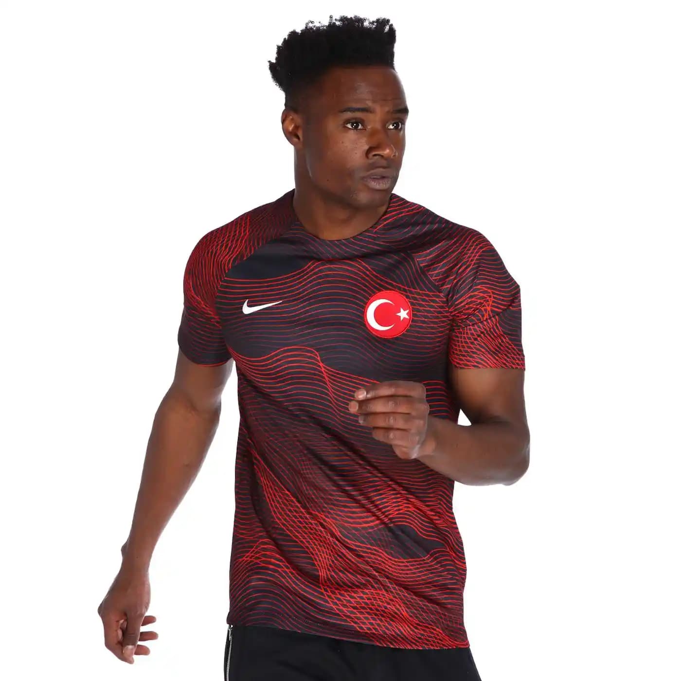 Türkiye Milli Takım Forması Tasarımları ve Moda Dünyasındaki Yeri Analizi