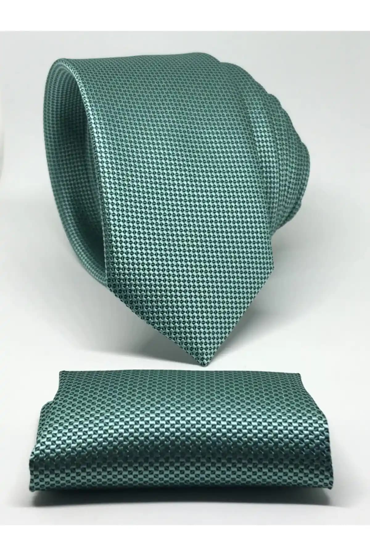 Turkuaz Kravatın Moda Dünyasındaki Yeri ve Kombinasyon Önerileri