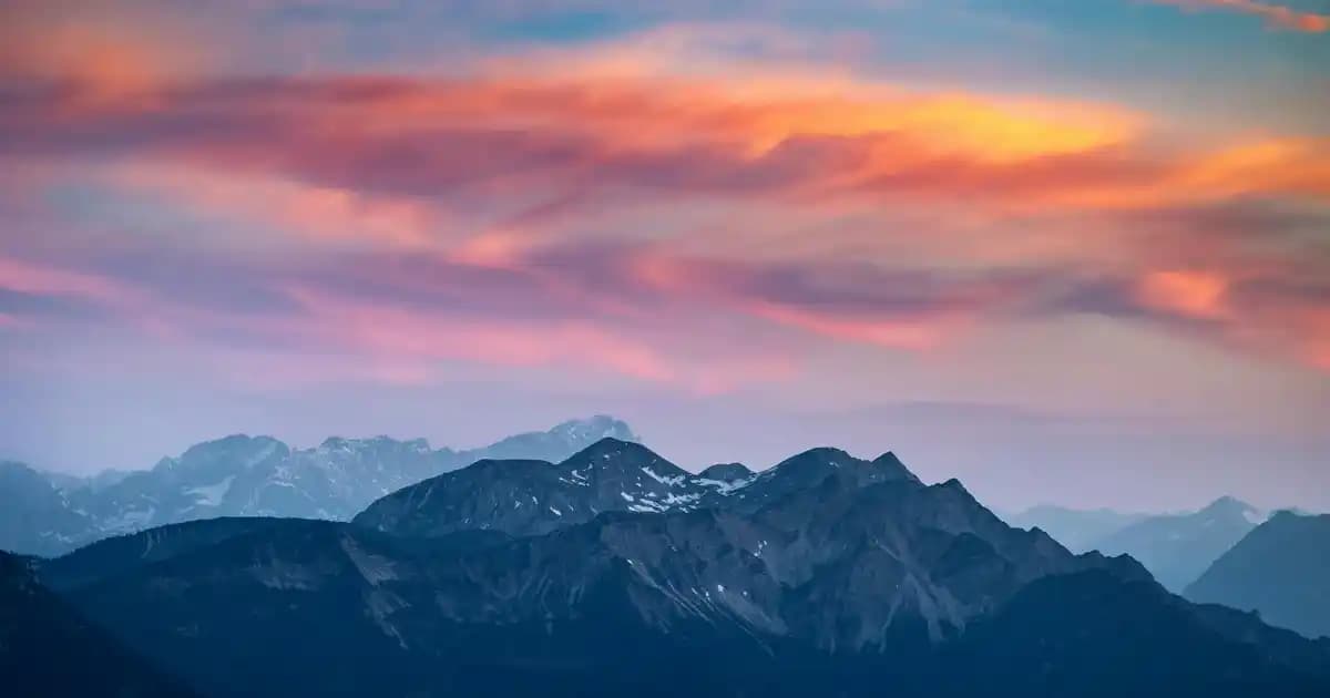 Turuncu Badi: Moda Dünyasında Canlı ve Enerjik Bir Parça Yaratıcı ve Şık Kombinasyonlar İçin Rehber