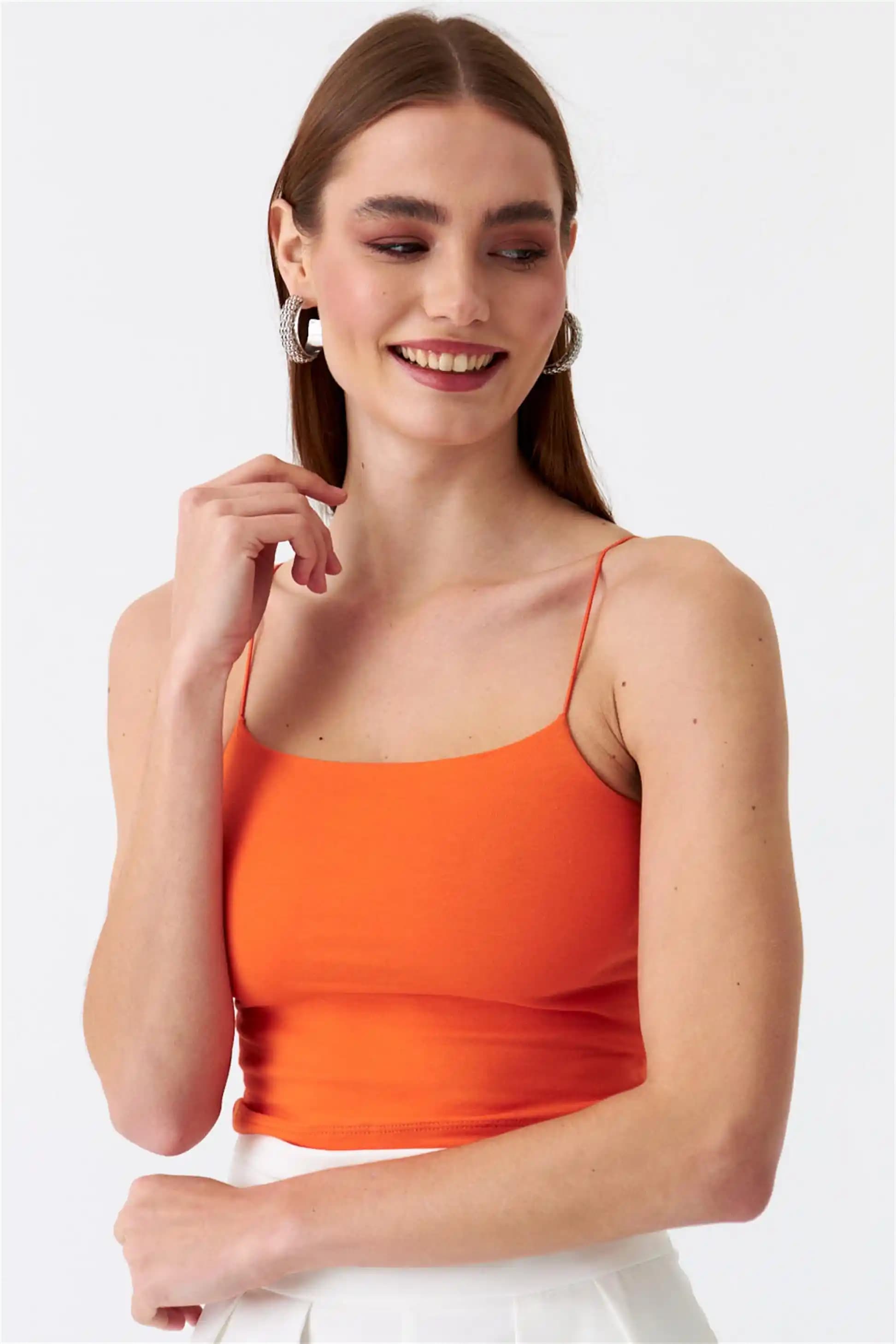 Turuncu Crop Top ile Yazın Canlı ve Şık Görünüm Yaratma Rehberi