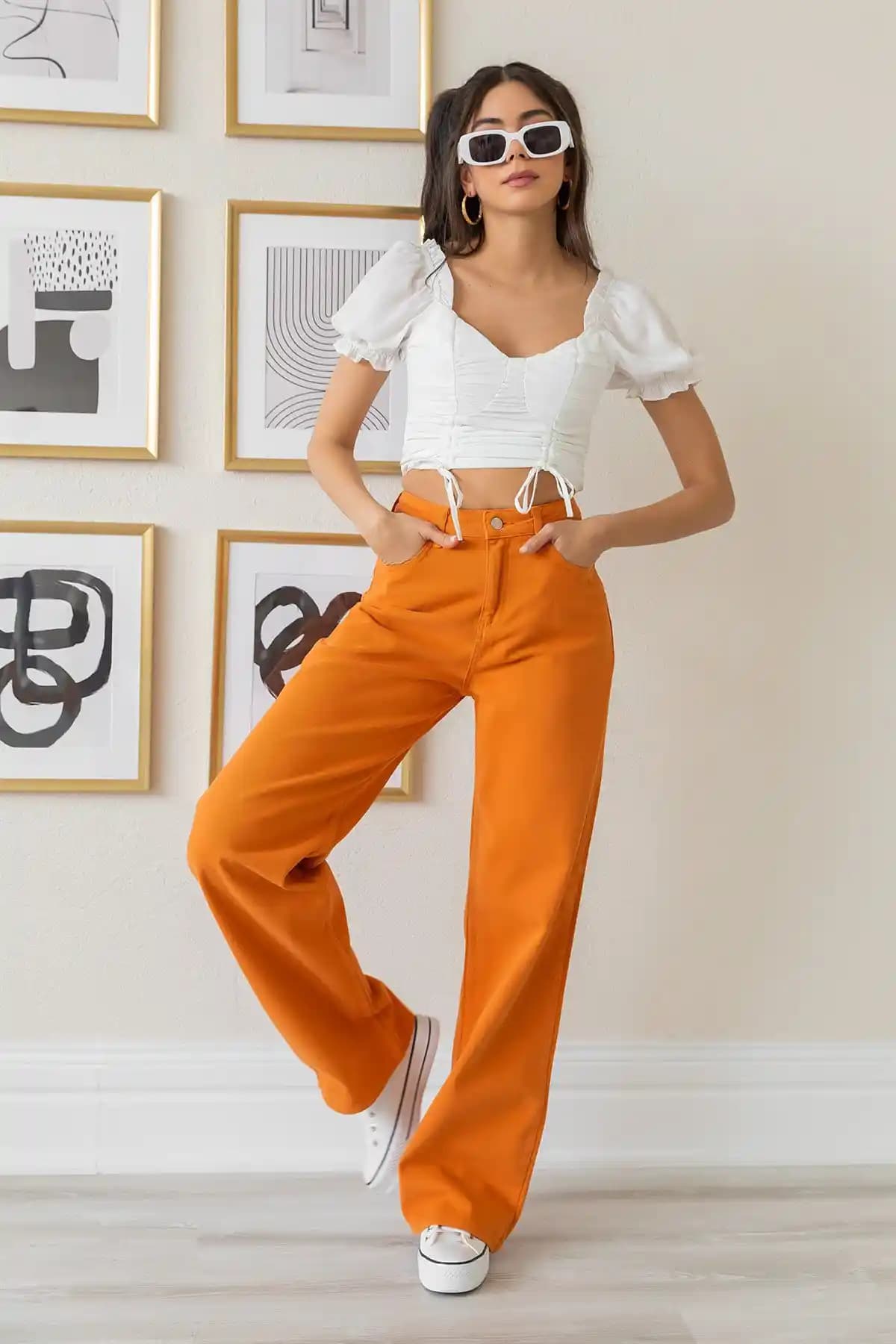 Turuncu Jeanlerin Moda Dünyasındaki Yükselişi ve Stil İpuçları