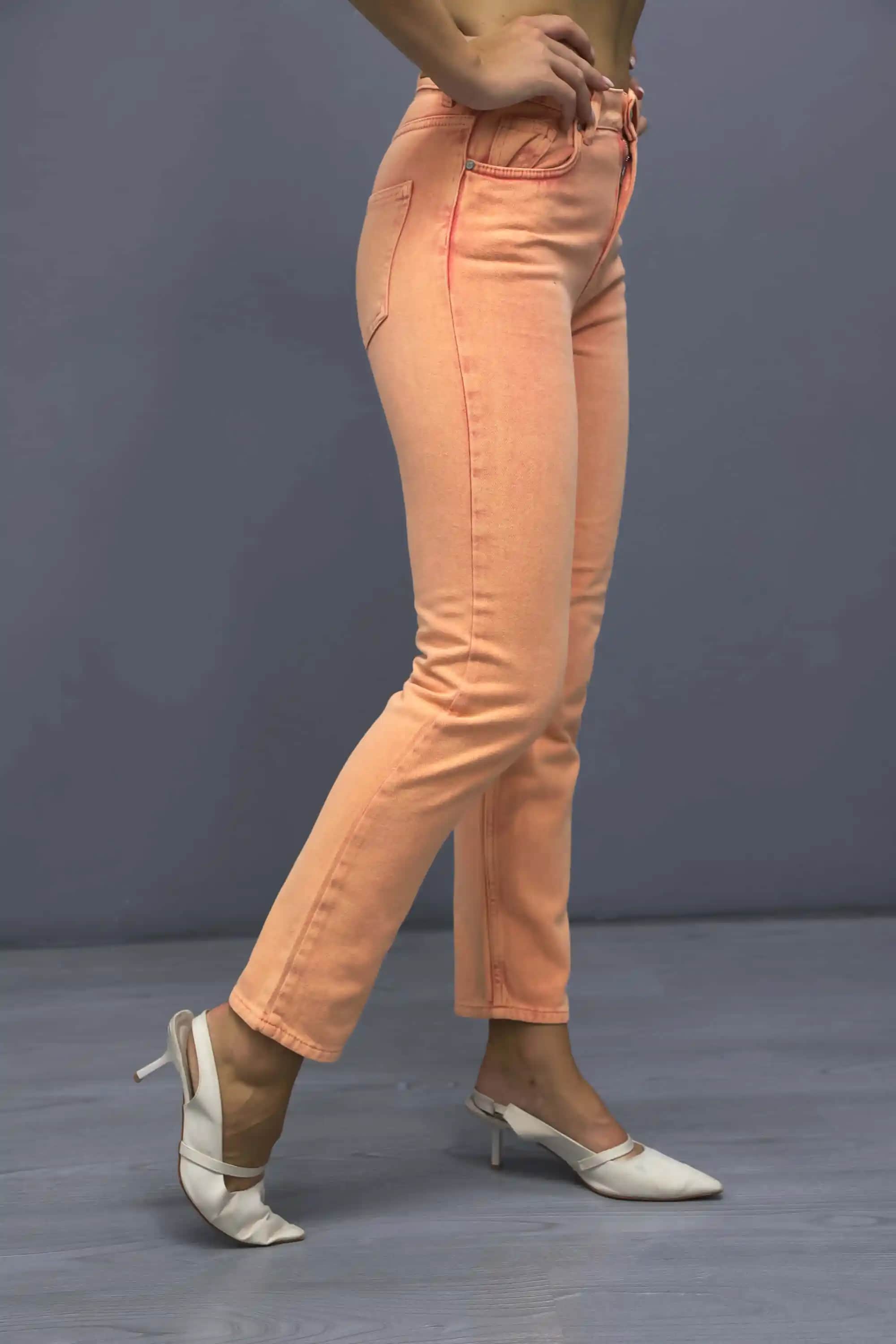 Turuncu Kot Pantolon: Modern Stil ve Kombinasyonlar İçin Güncel Moda Rehberi