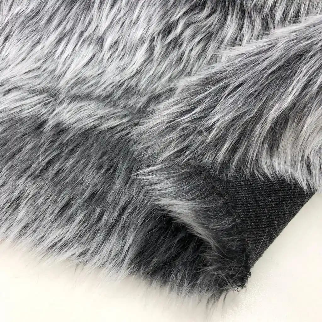 Tüylü Kumaşlar Moda Dünyasında Sıcacık ve Şık Bir Seçenek Olarak Öne Çıkıyor