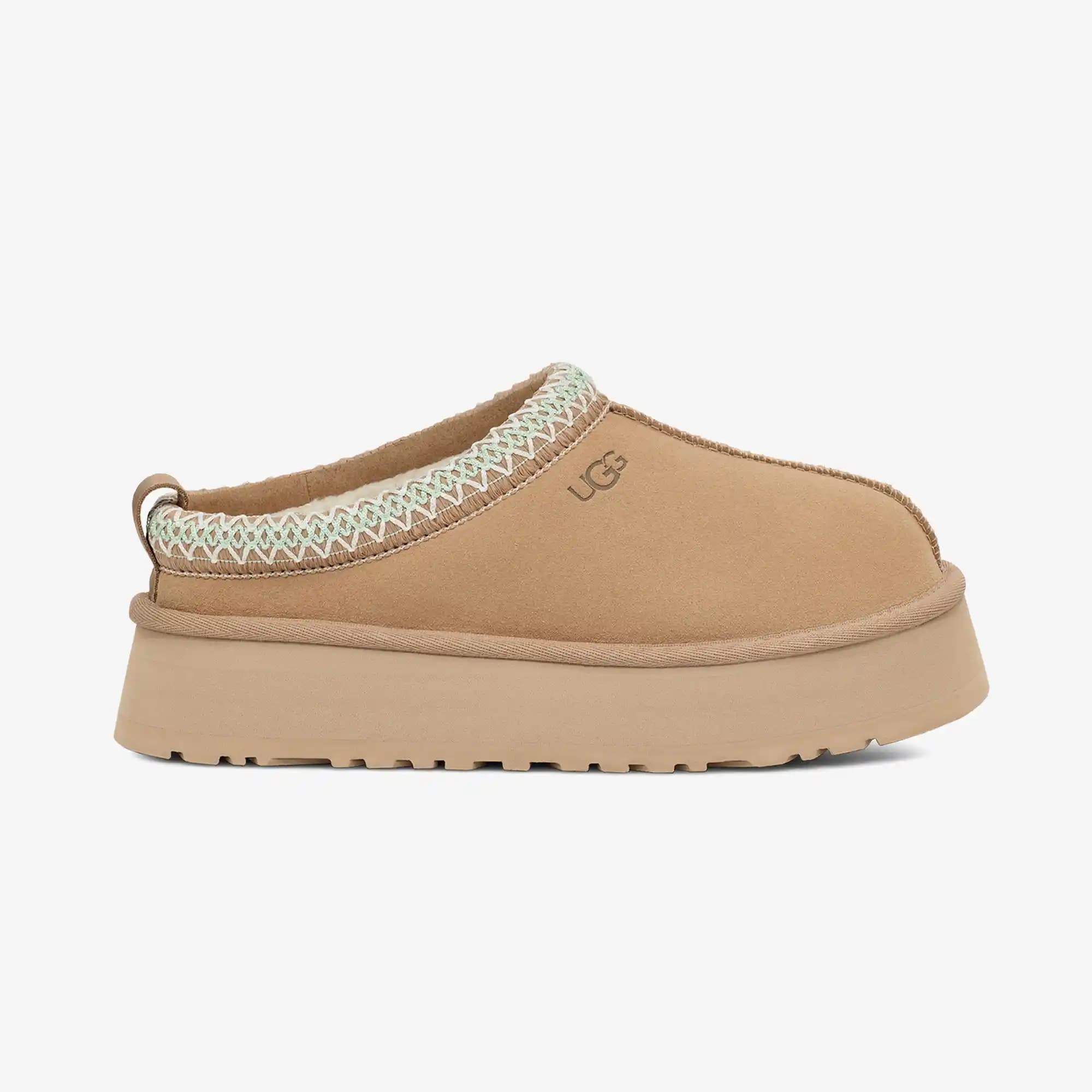 Ugg Tazz Bej Modasında Zarafet ve Konforun Bir Arada Sunulduğu Şık Tasarım