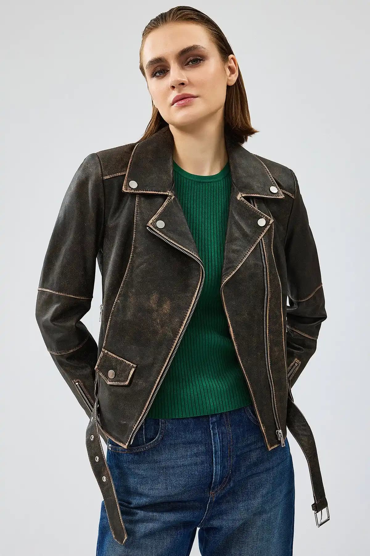 Uptown Ceketler: Şıklık ve Fonksiyonelliği Bir Arada Sunan Modern Moda Parçası