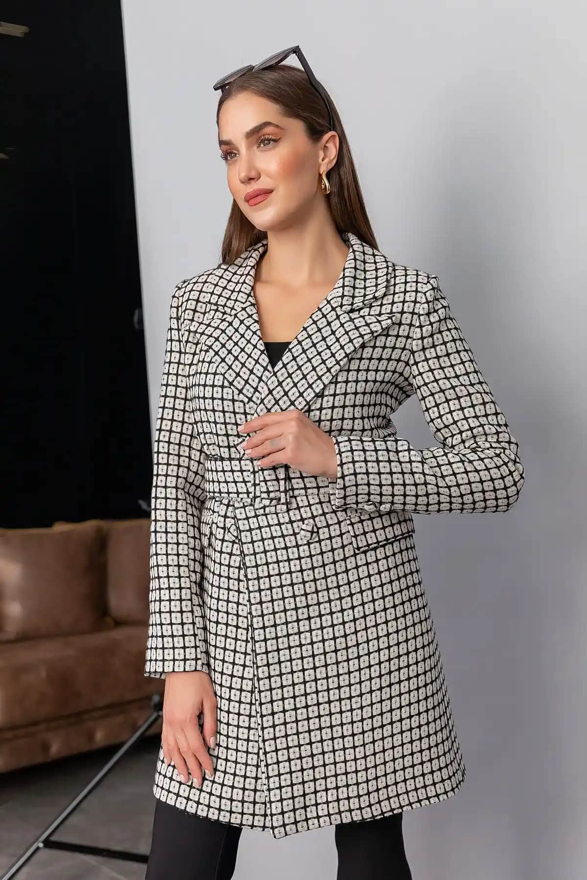 Uzun Ceketler: Moda Dünyasında Zamansız ve Çok Yönlü Bir Parça