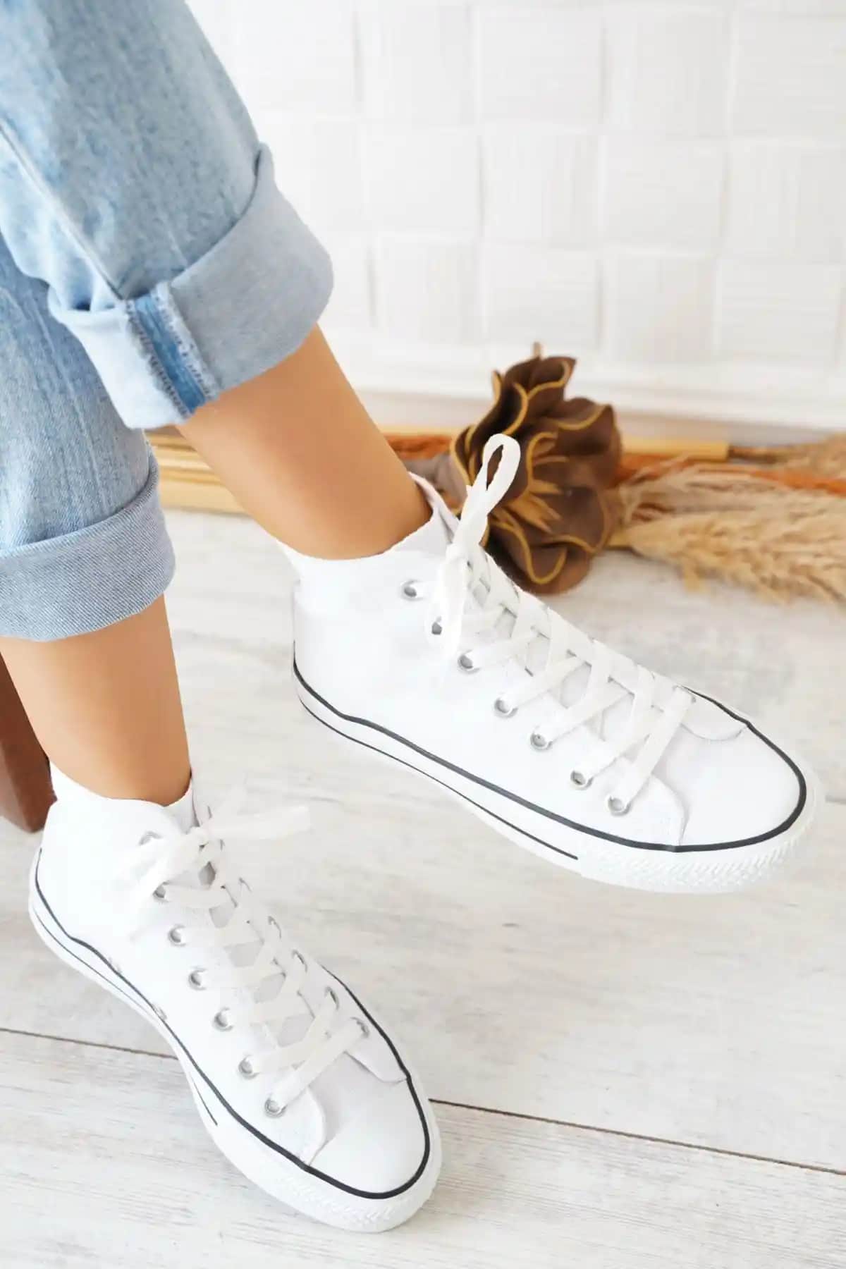 Uzun Converse Ayakkabılar: Moda Dünyasında Popülerlik Kazanan Yeni Trendler ve Stil İpuçları