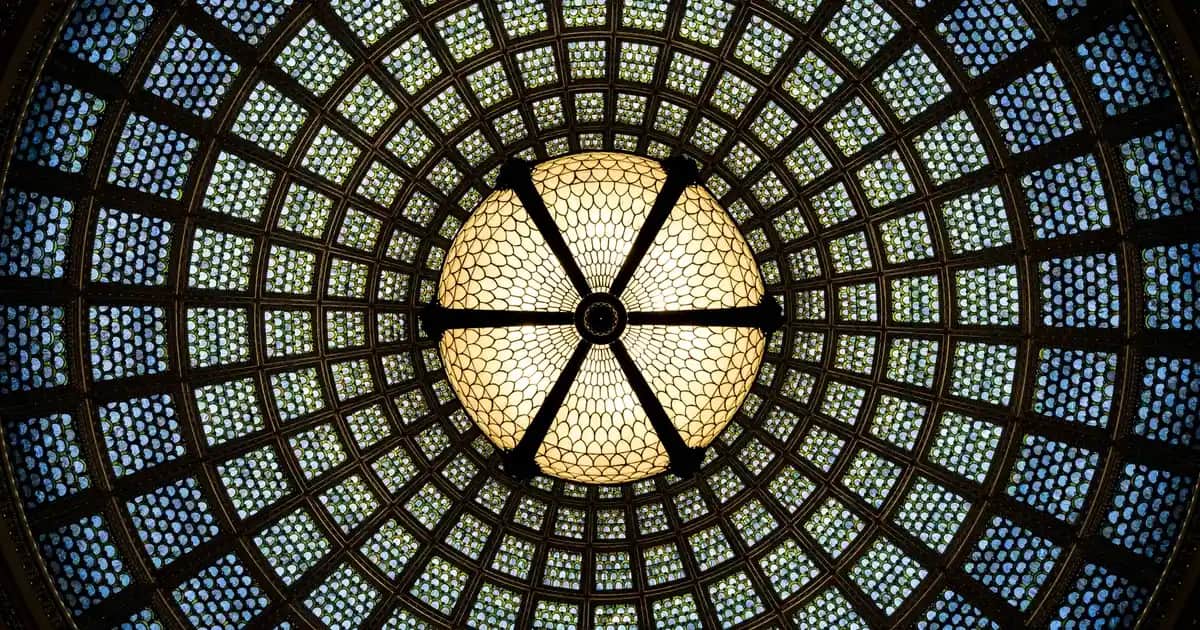 Uzun Deri Ceketler Moda Dünyasında Zamansız Şıklık ve Stil İpuçları