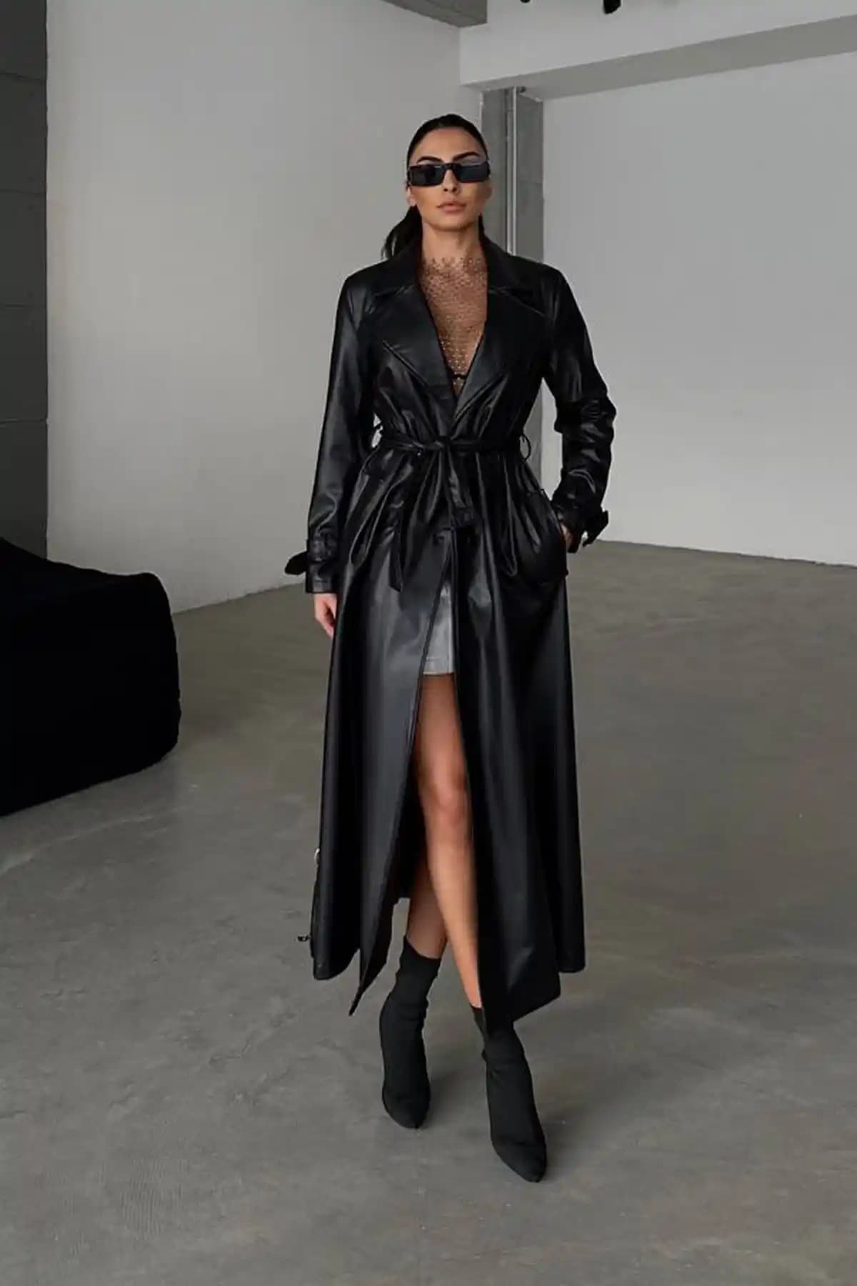 Uzun Deri Trençkotlar Moda Dünyasında Zamansız Şıklığın Temsilcisi