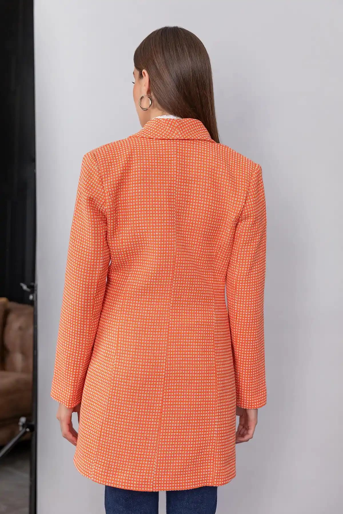 Uzun Kruvaze Ceketler: Zamansız Şıklık ve Çok Yönlü Moda Seçenekleri