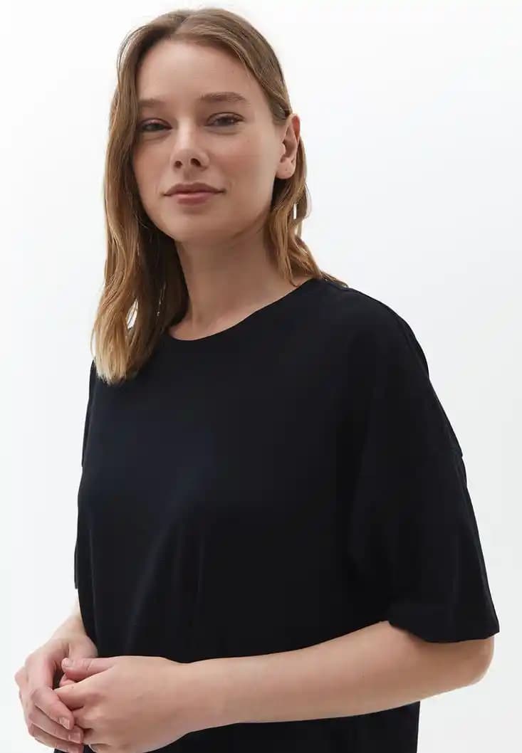 Uzun Siyah Tişörtlerin Moda Dünyasındaki Yeri ve Stil İpuçları