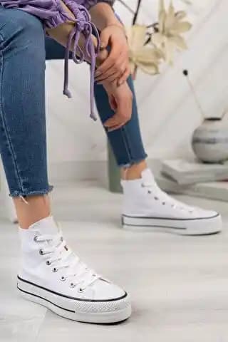 Uzun Sneaker Modası ve Stil Önerileri: Günlük ve Sokak Tarzında Trendler