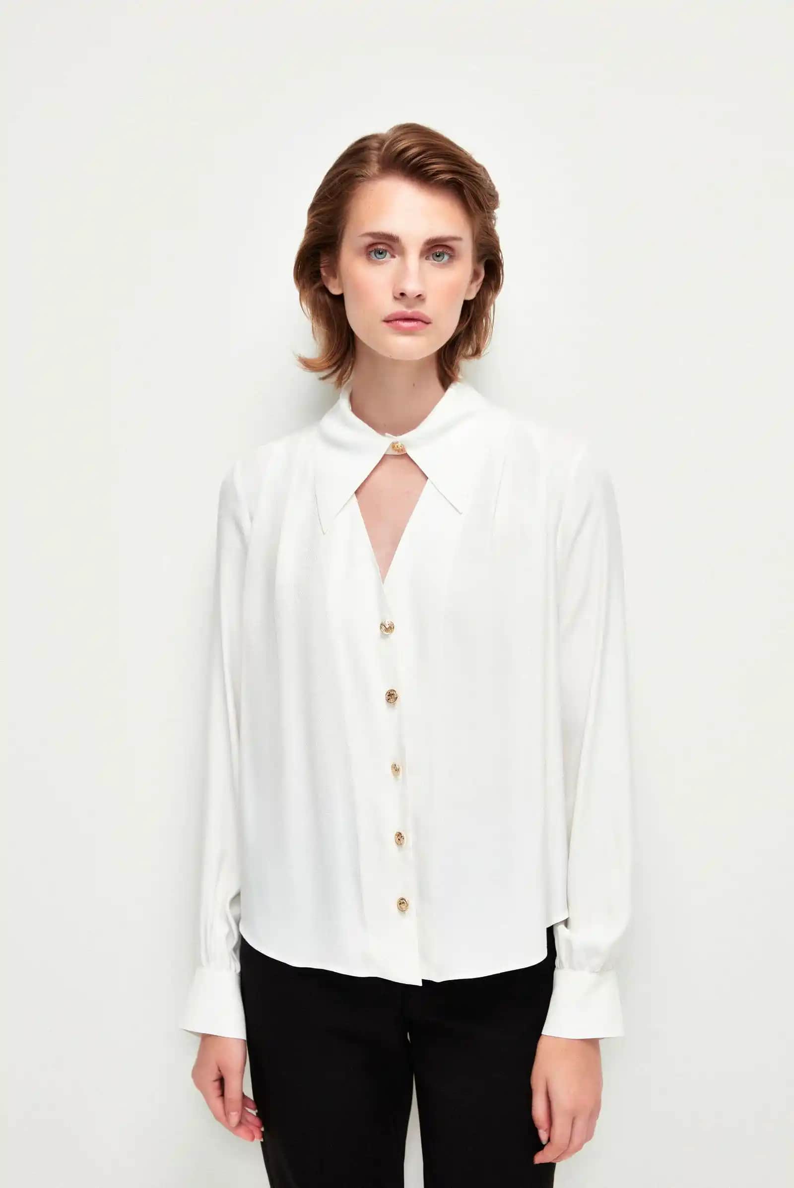 V Yaka Gömleklerin Moda Dünyasındaki Yeri ve Stil İpuçları 2023