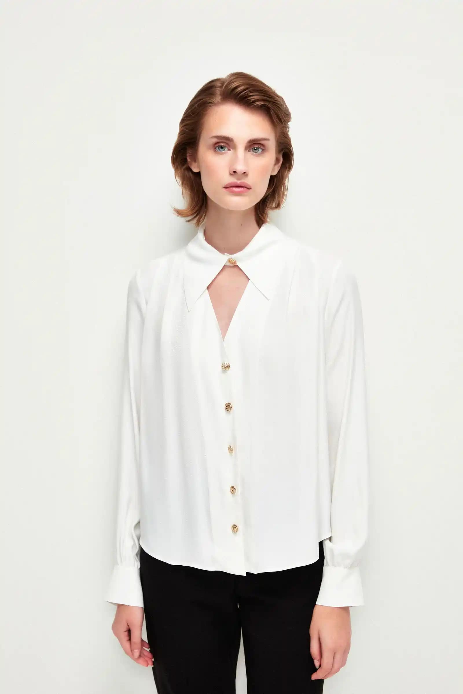 V Yaka Gömleklerin Moda Dünyasındaki Yeri ve Stil İpuçları 2023