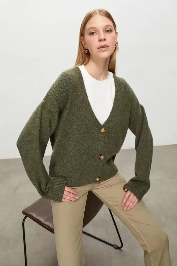 V Yaka Hırka Modelleri ile Şık ve Rahat Kombinasyonlar Oluşturmanın Yolları