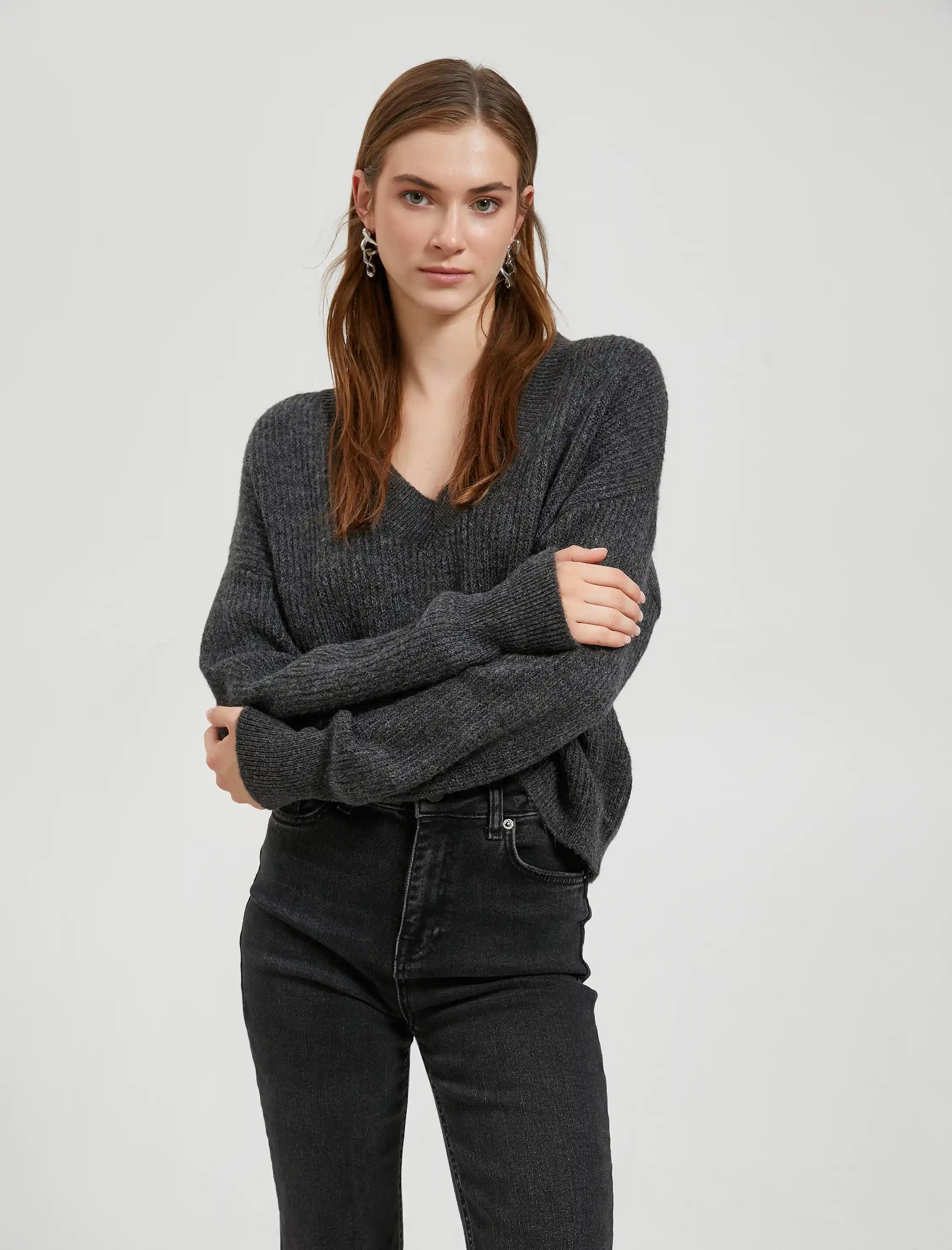 V Yaka Triko Kadın Modasında Zarafet ve Rahatlığın Buluştuğu Güncel Trendler