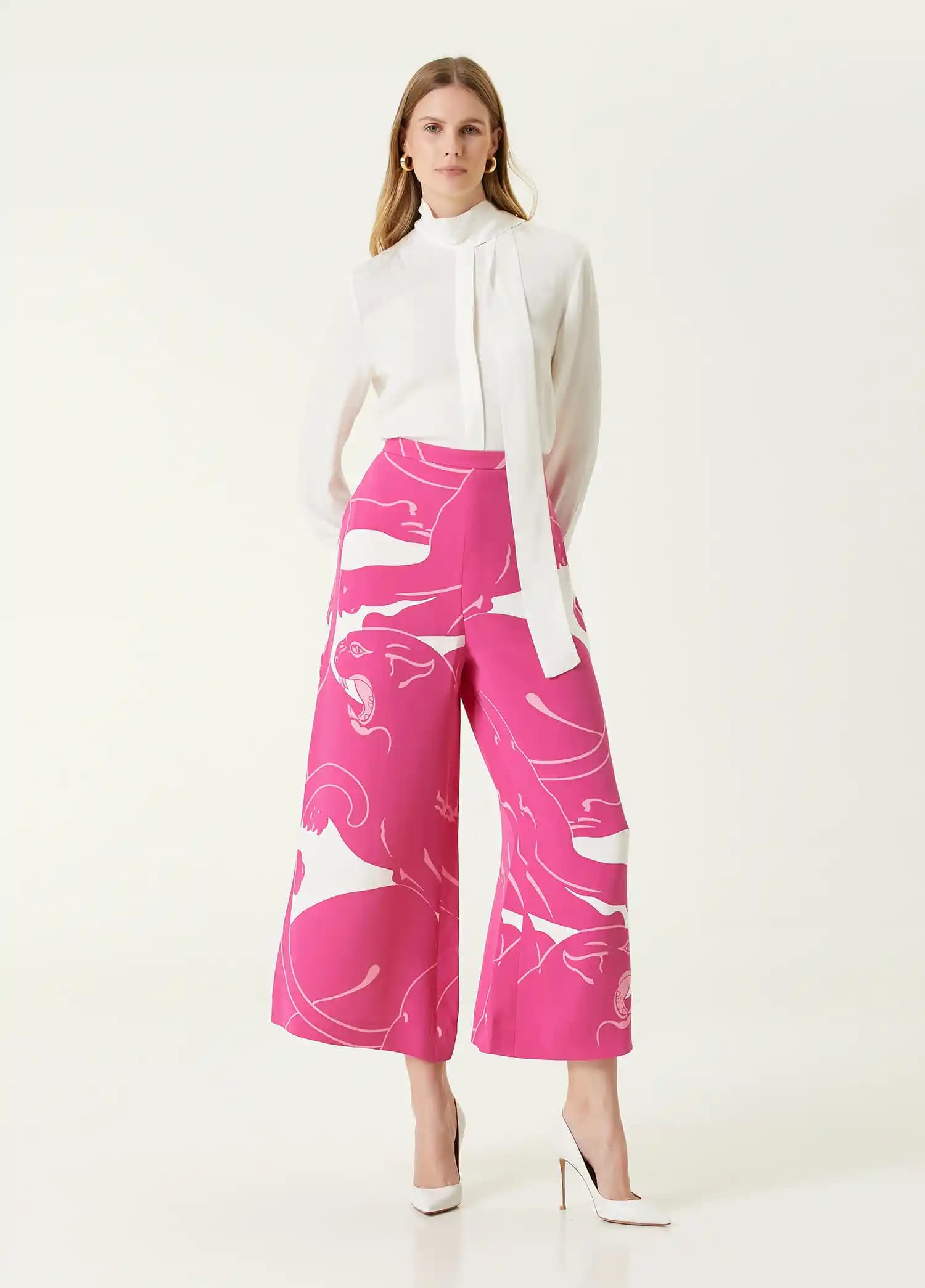 Valentino Pantolonlarıyla Şıklık ve Konforu Bir Arada Yakalayın