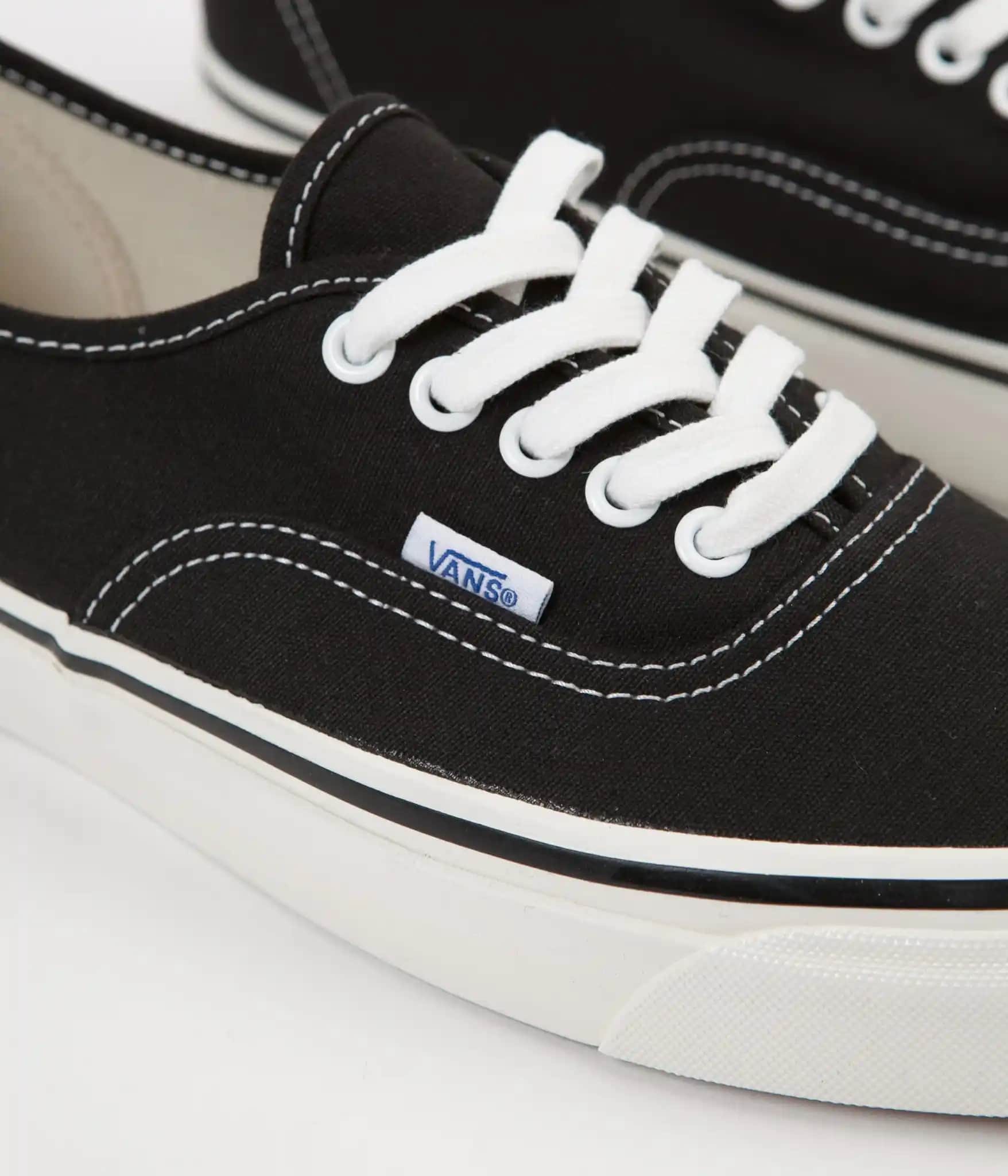 Vans Ayakkabılarının Moda Dünyasındaki Yeri ve Popülerlik Analizi