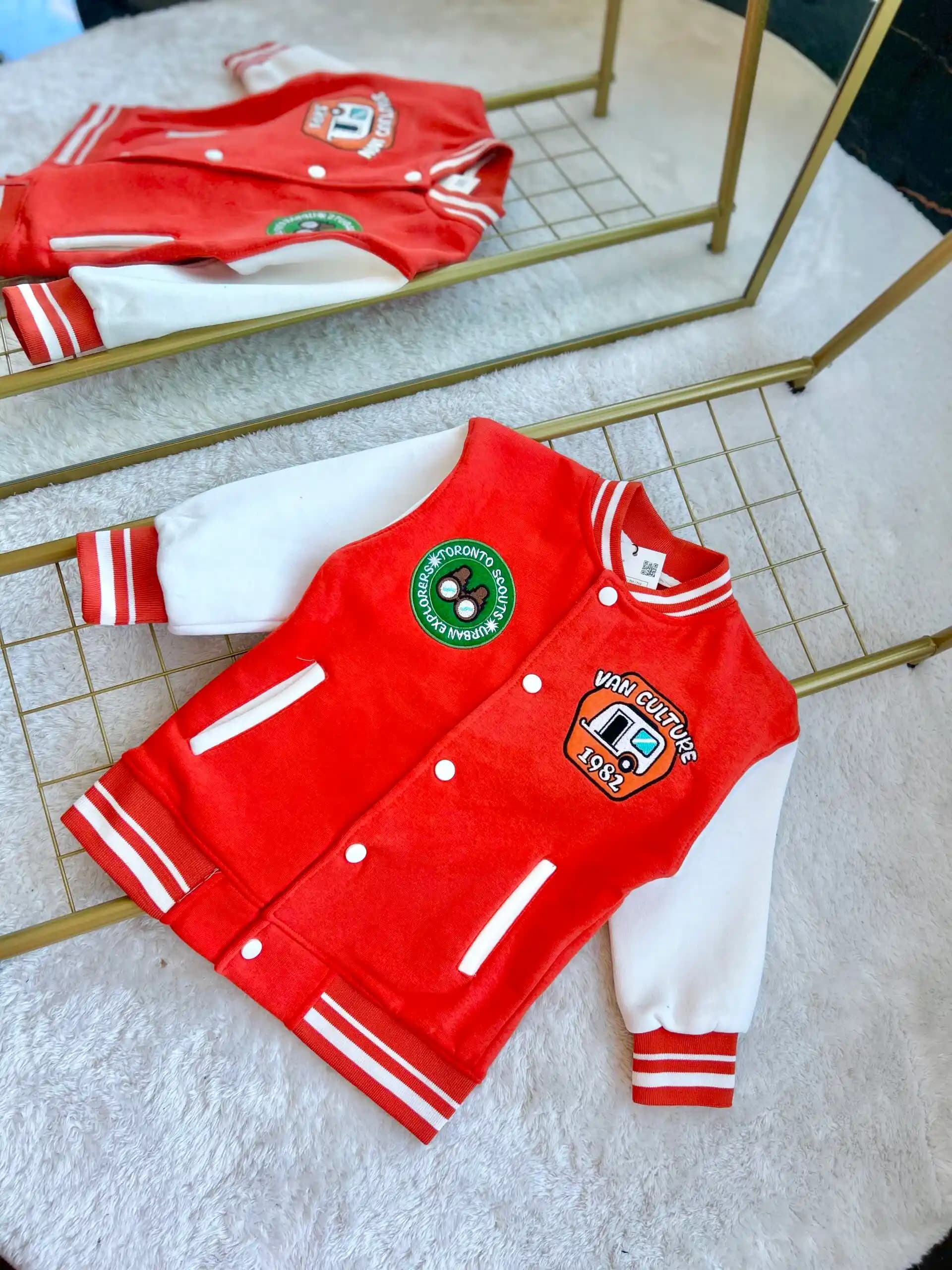 Vans Kolej Ceketleri: Moda Dünyasında Özgünlük ve Rahatlığın Buluştuğu Parçalar