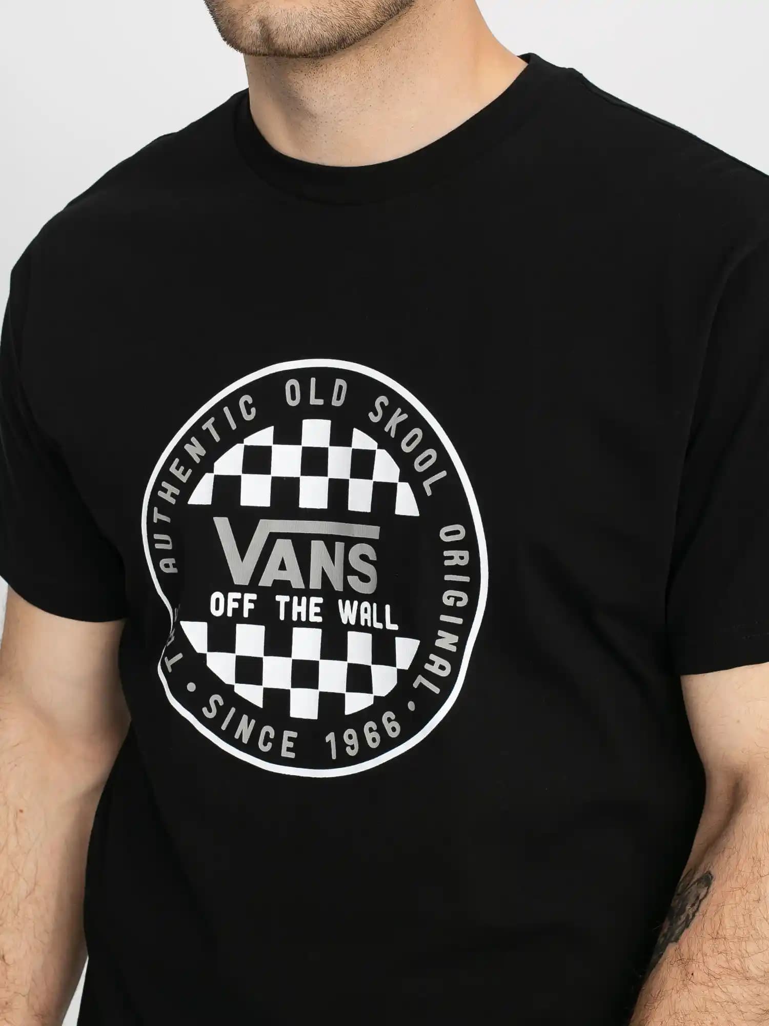 Vans T-shirt Koleksiyonu: Sokak Modasının İkonik ve Stil Yansıtan Parçası