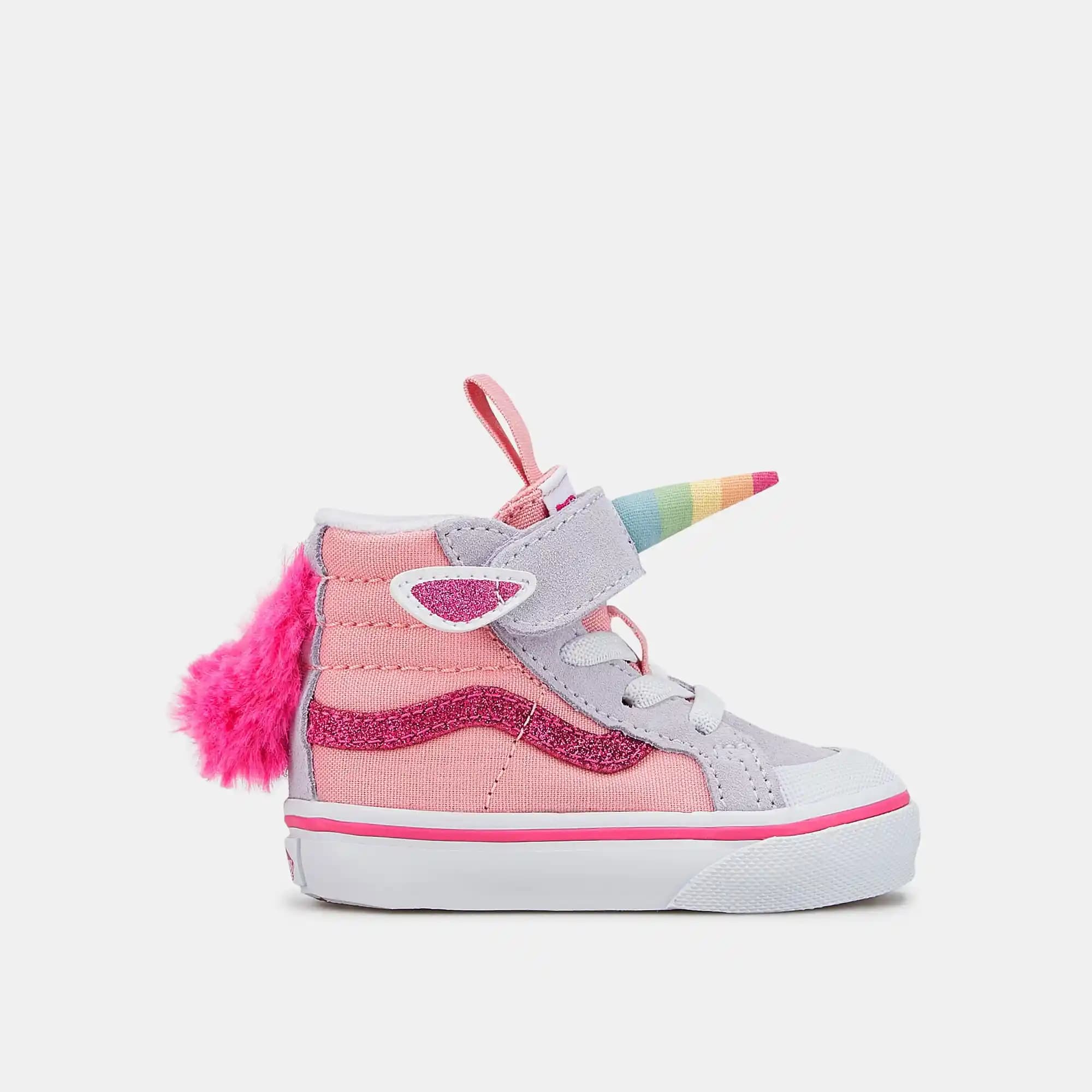 Vans ve Unicorn Temasıyla Renkli ve Eğlenceli Moda Trendleri Analizi