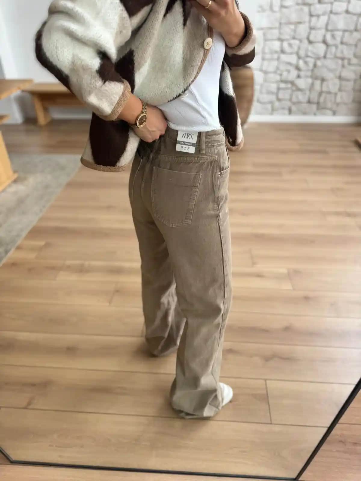 Vizon Renk Pantolonlar: Moda Dünyasında Zarif ve Çok Yönlü Stil Seçenekleri