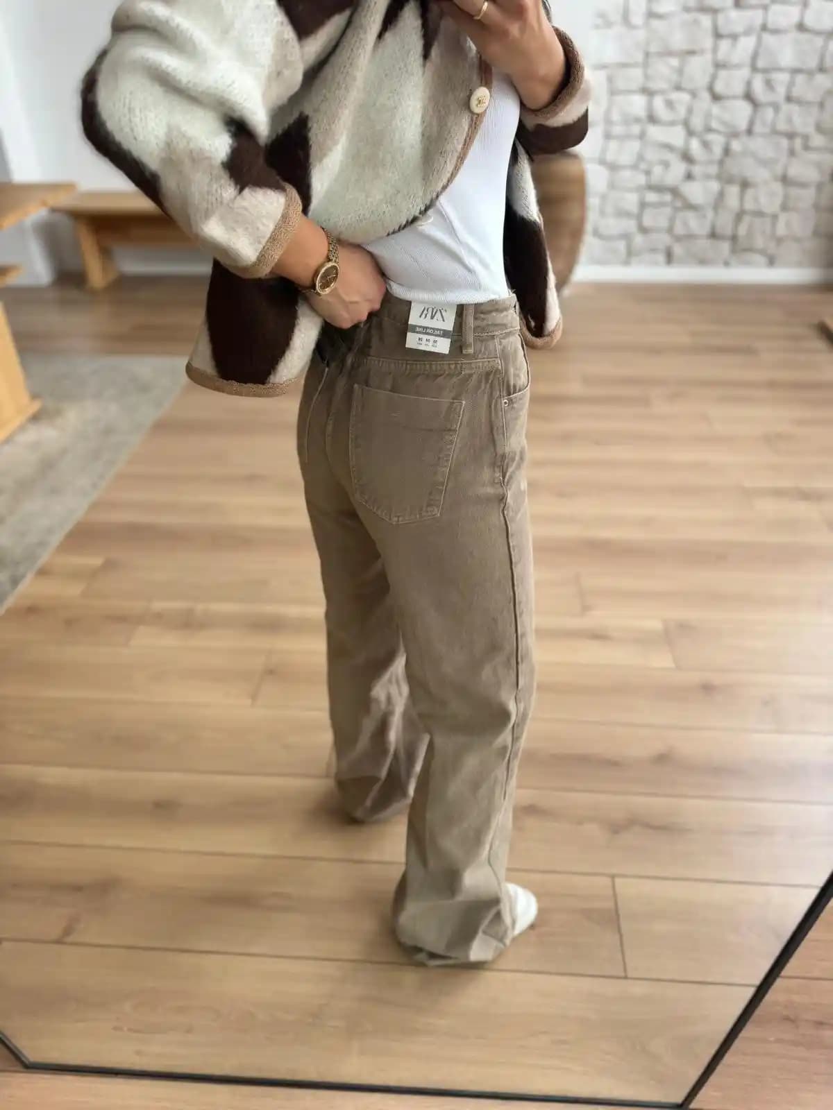 Vizon Renk Pantolonlar: Moda Dünyasında Zarif ve Çok Yönlü Stil Seçenekleri