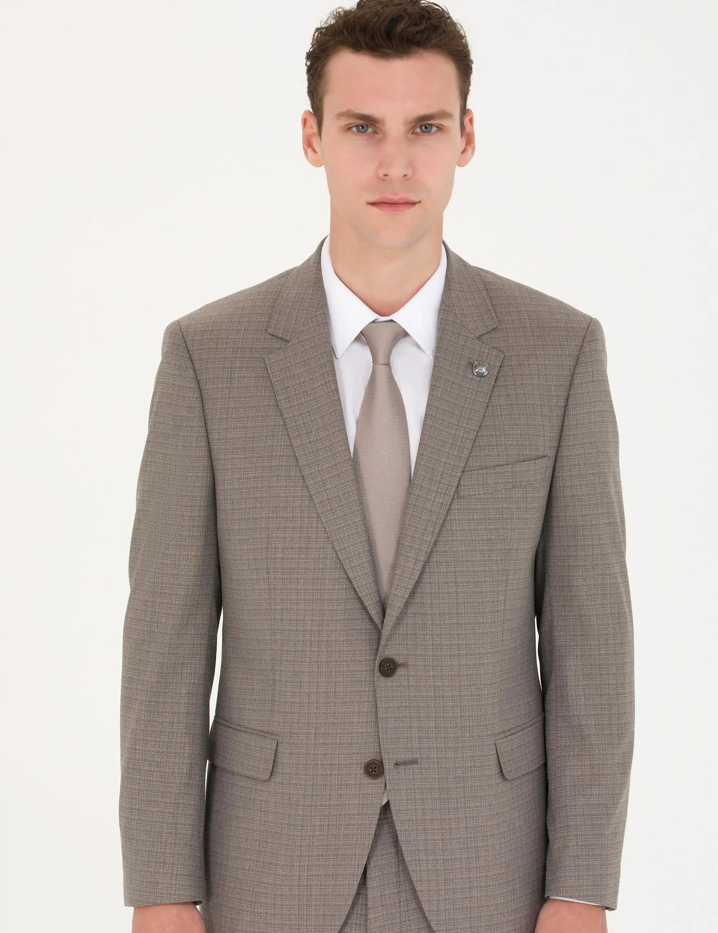 Vizon Takım Elbise: Çok Yönlü ve Modern Moda Trendleri ile Zarif Giyim Seçenekleri