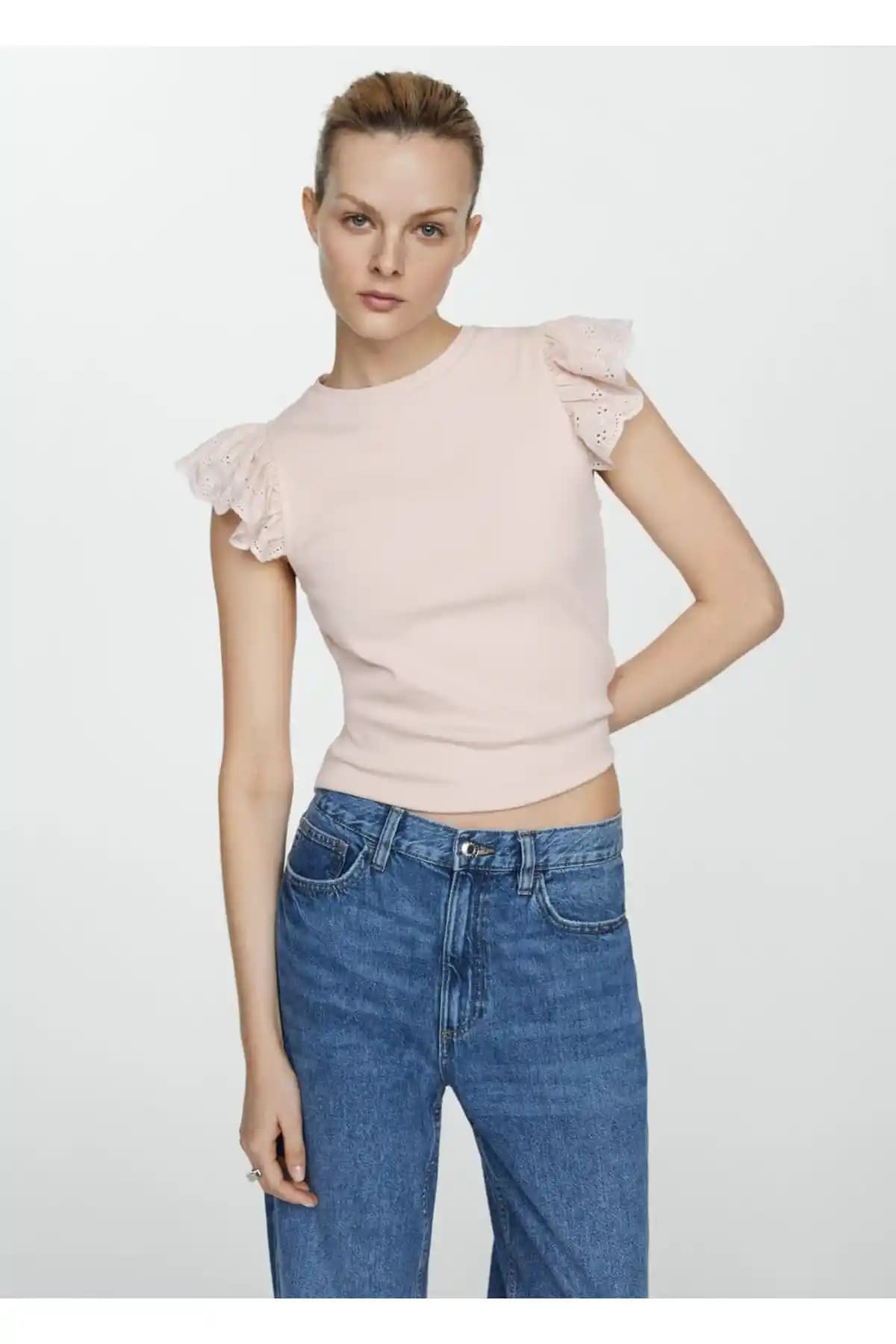 Volanlı Tişörtler Moda Dünyasında Öne Çıkan Zarif ve Dinamik Parçalar