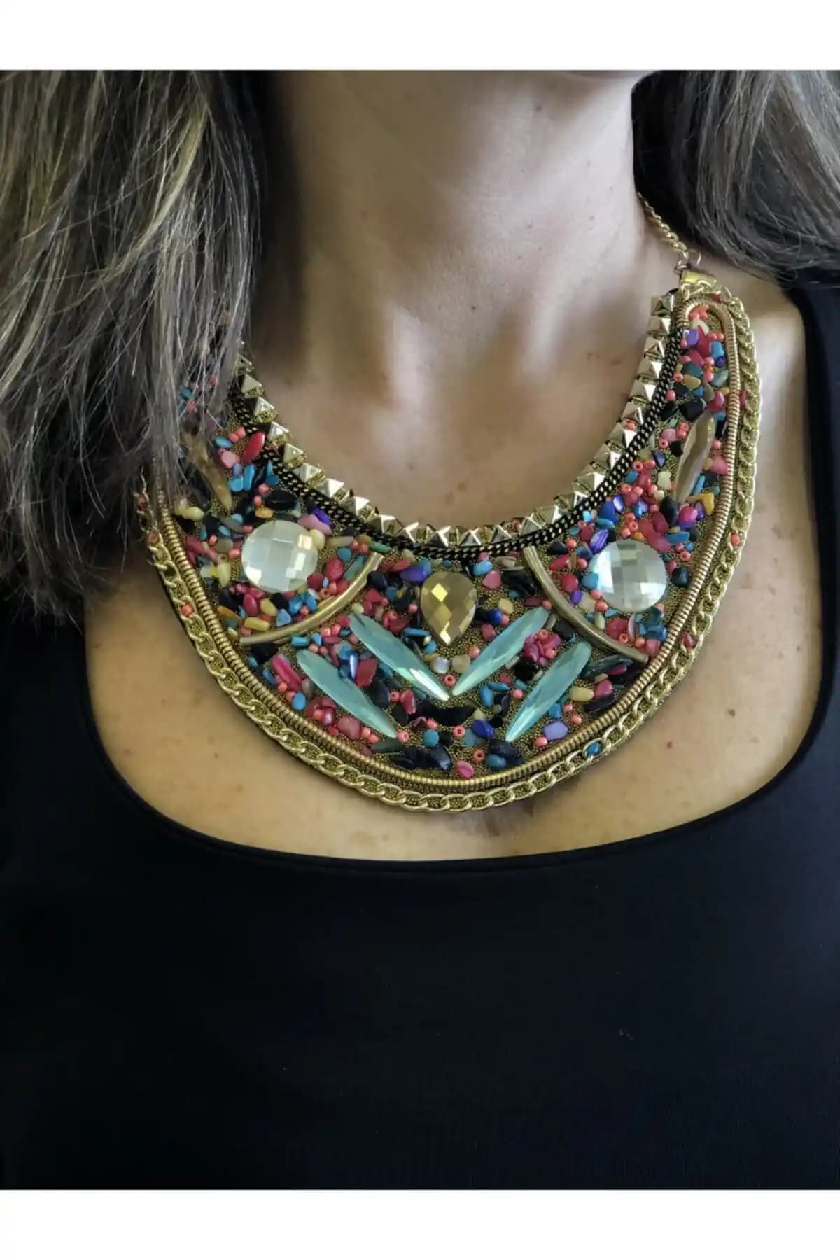 Yaka Kolye Modelleri ve Stil İpuçları: Moda Dünyasında Detayların Gücü