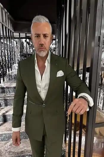 Yaka Zincirli Takım Elbise ile Modern ve Şık Tarzın Yeni Yüzü