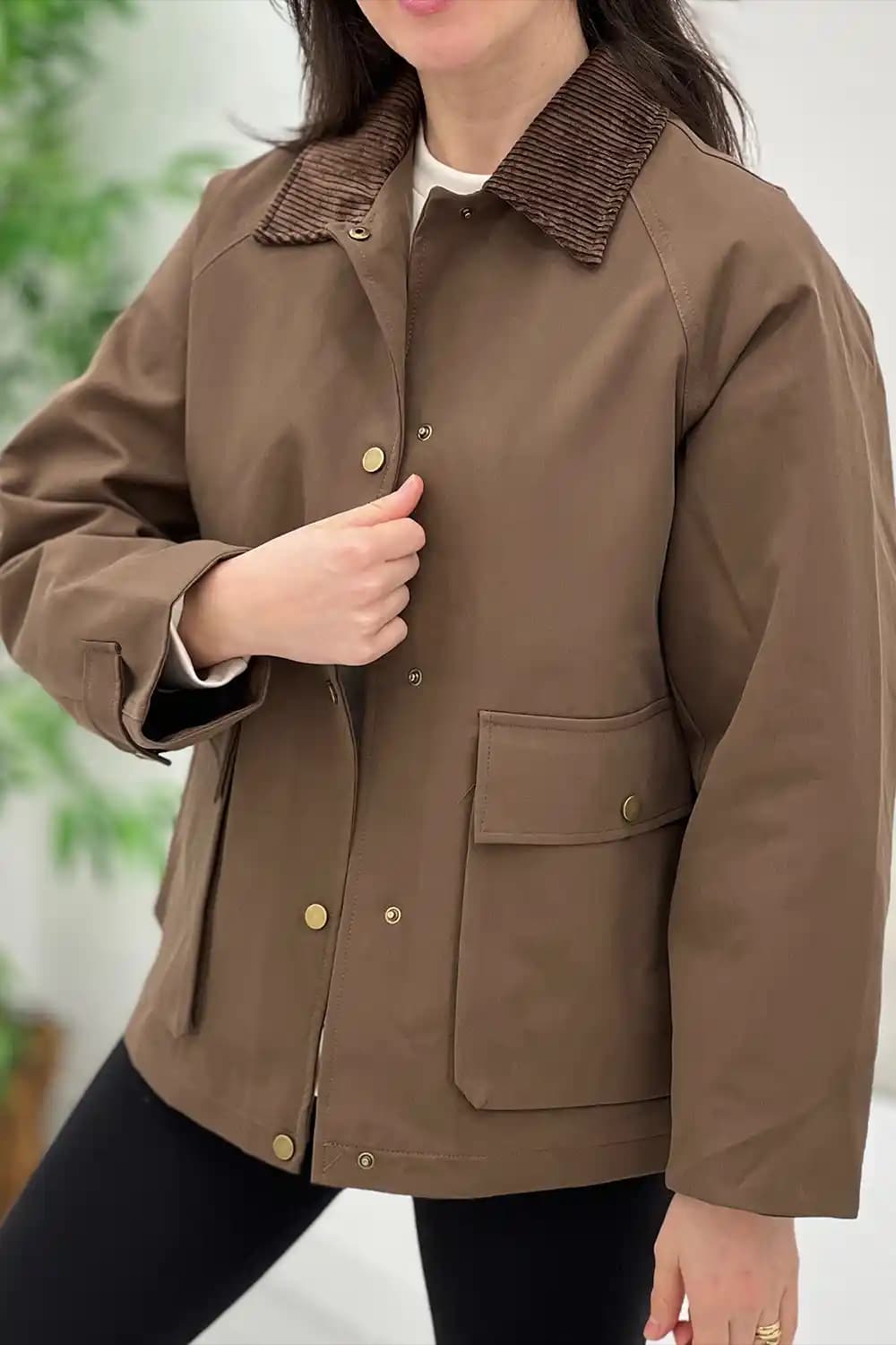 Yakalı Montlar: Moda Trendleri ve Sezonel Seçenekler Hakkında Kapsamlı Bilgi