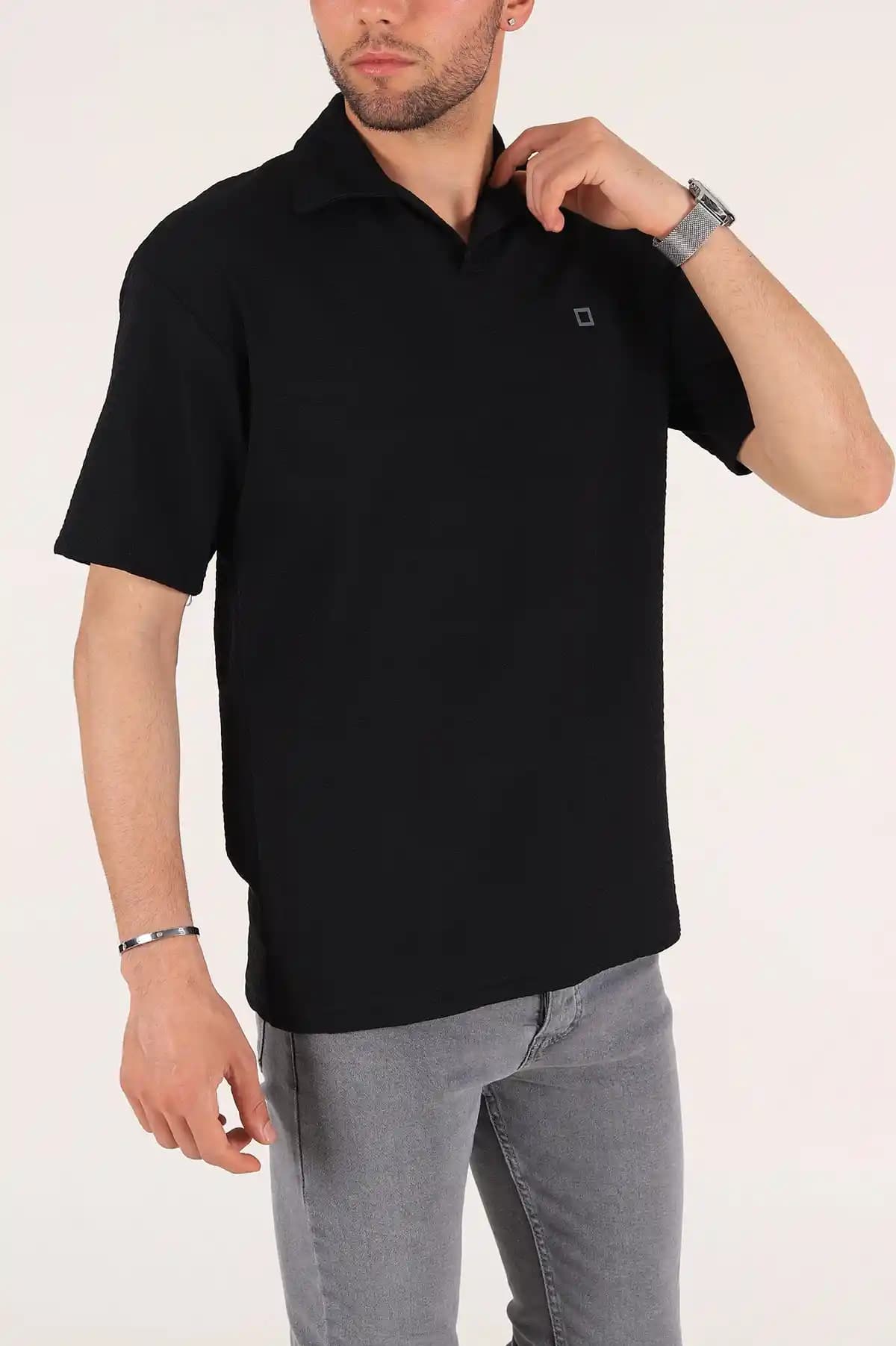 Yakalı Siyah Tişört: Zamansız Şıklık ve Çok Yönlü Kullanım İpuçları