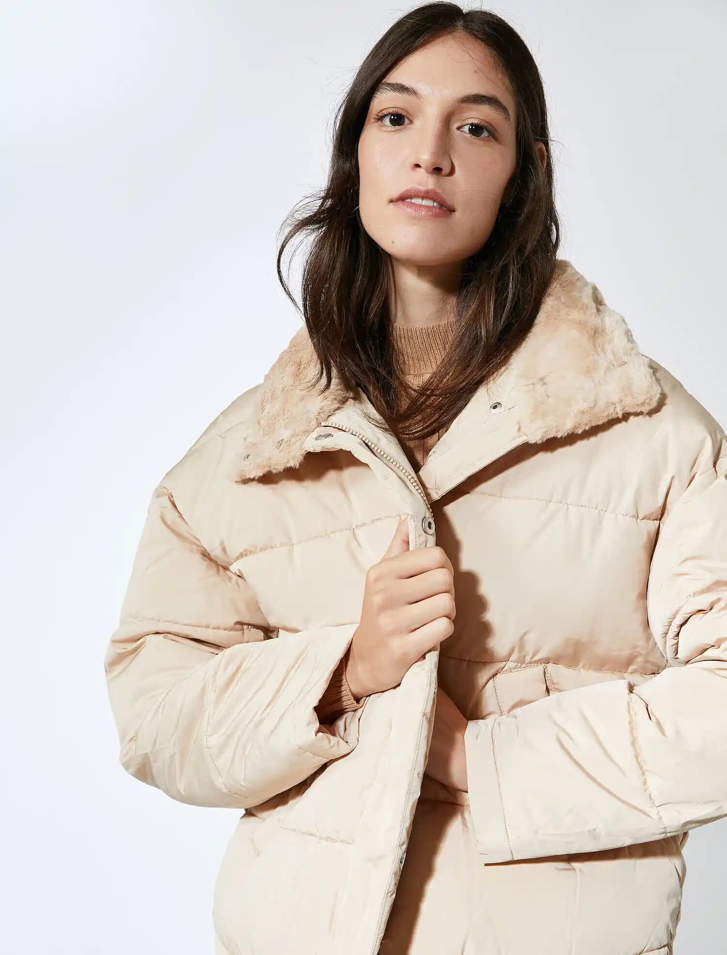 Yakası Kürklü Şişme Montlar: Kış Modasında Şıklık ve Konforun Buluşması