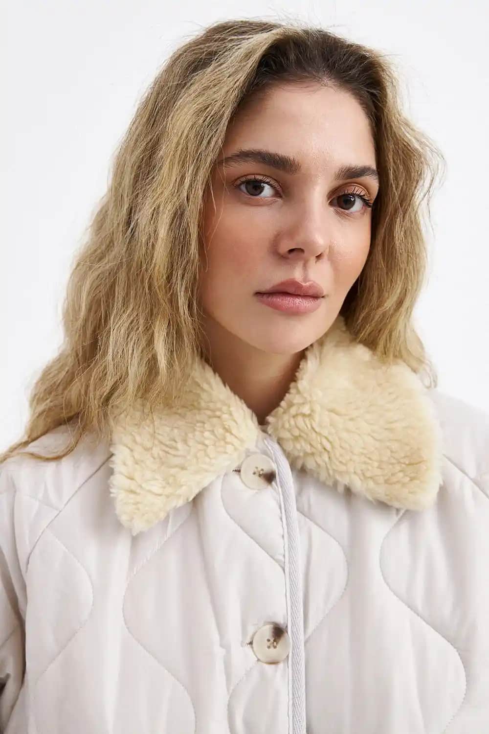 Yakasında Kürk Detaylı Kapitone Montlar: Kış Aylarının Şıklık ve Konfor Simgesi