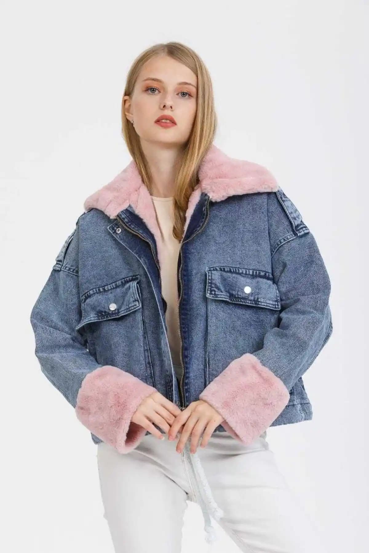 Yakasında Kürklü Kot Ceketler Moda ve İşlevselliğin Modern Buluşması