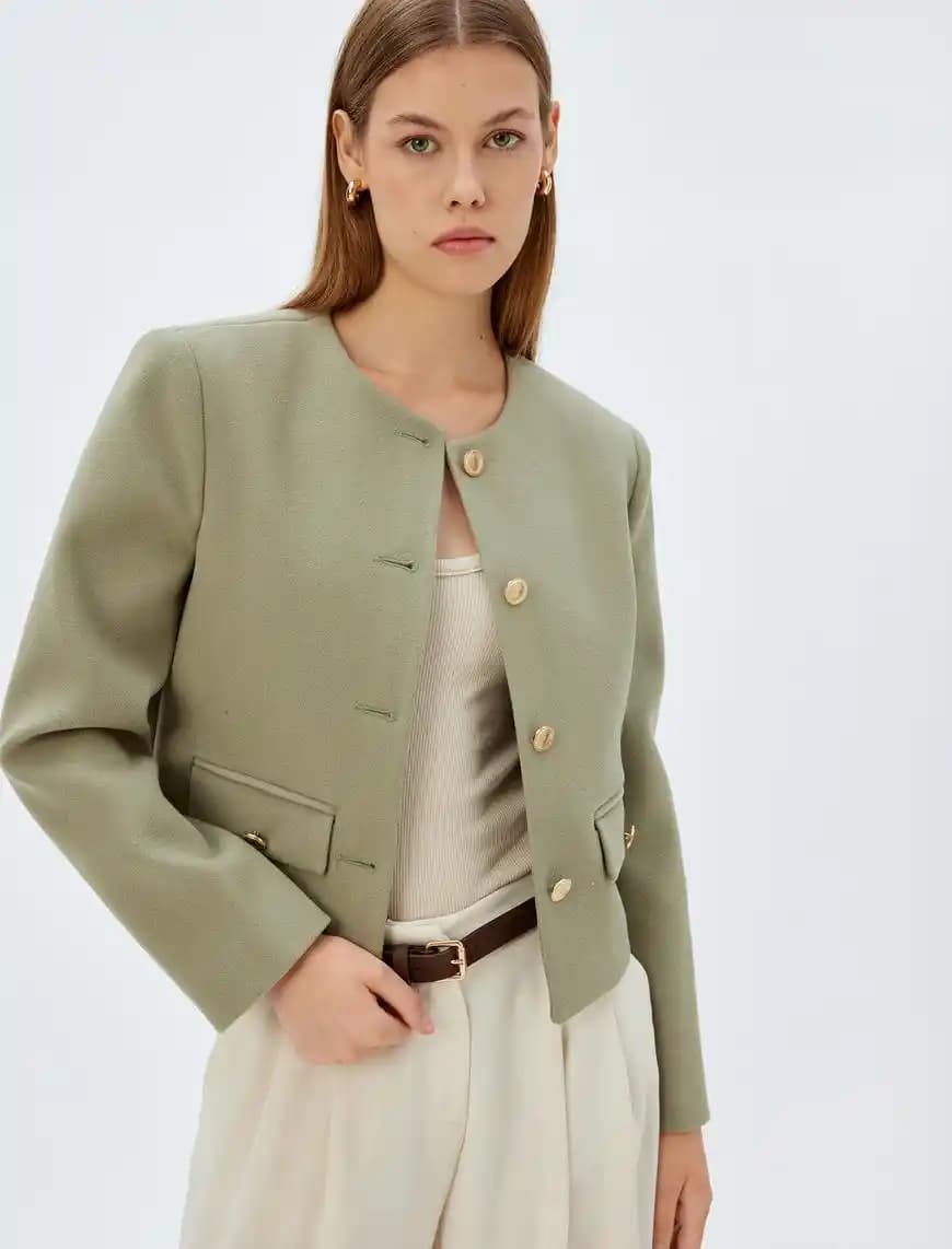 Yakasız Kadın Ceketleri Modada Yenilikçi ve Şık Bir Trend Olarak Öne Çıkıyor