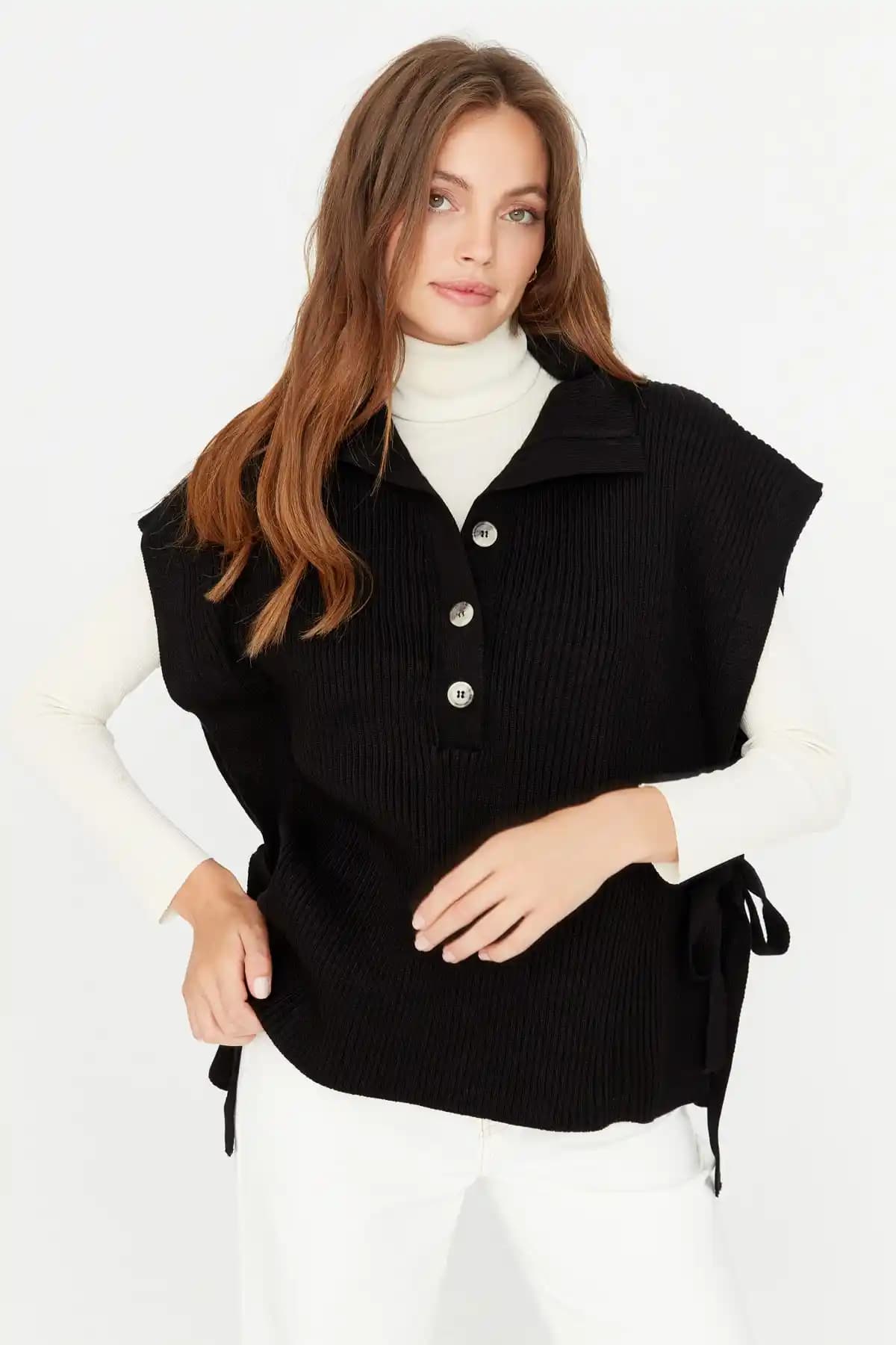 Yandan Düğmeli Süveter Modada Yenilikçi ve Şık Bir Seçenek Olarak Öne Çıkıyor