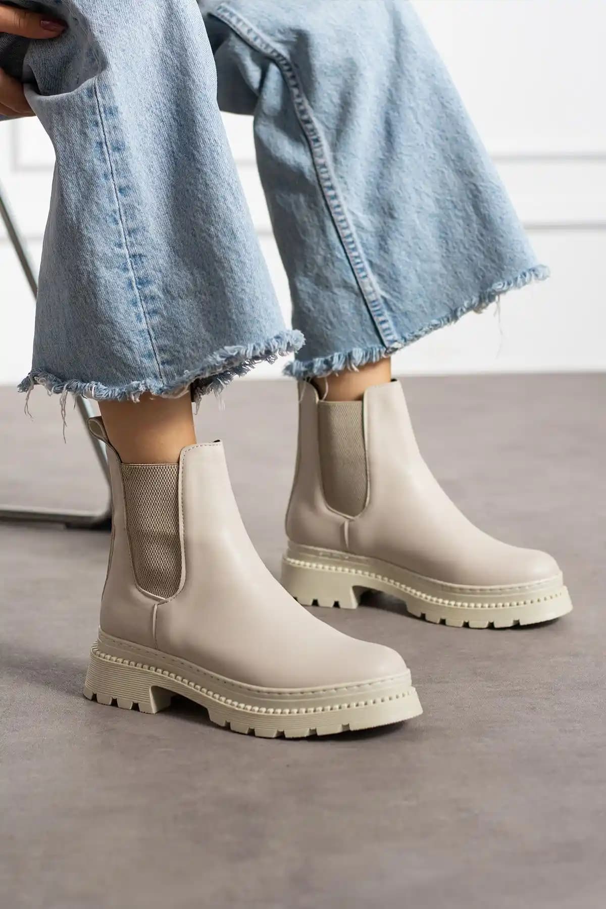 Yanı Lastikli Botlar Moda ve Konforu Bir Arada Sunan Kış Aylarının Favorisi