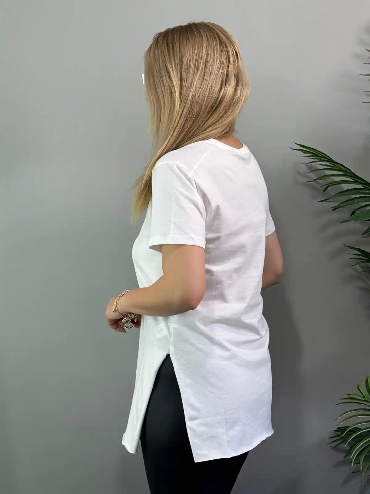 Yanı Yırtmaçlı Tişörtler Moda Dünyasında Kendini İfade Etmenin Modern Yolu