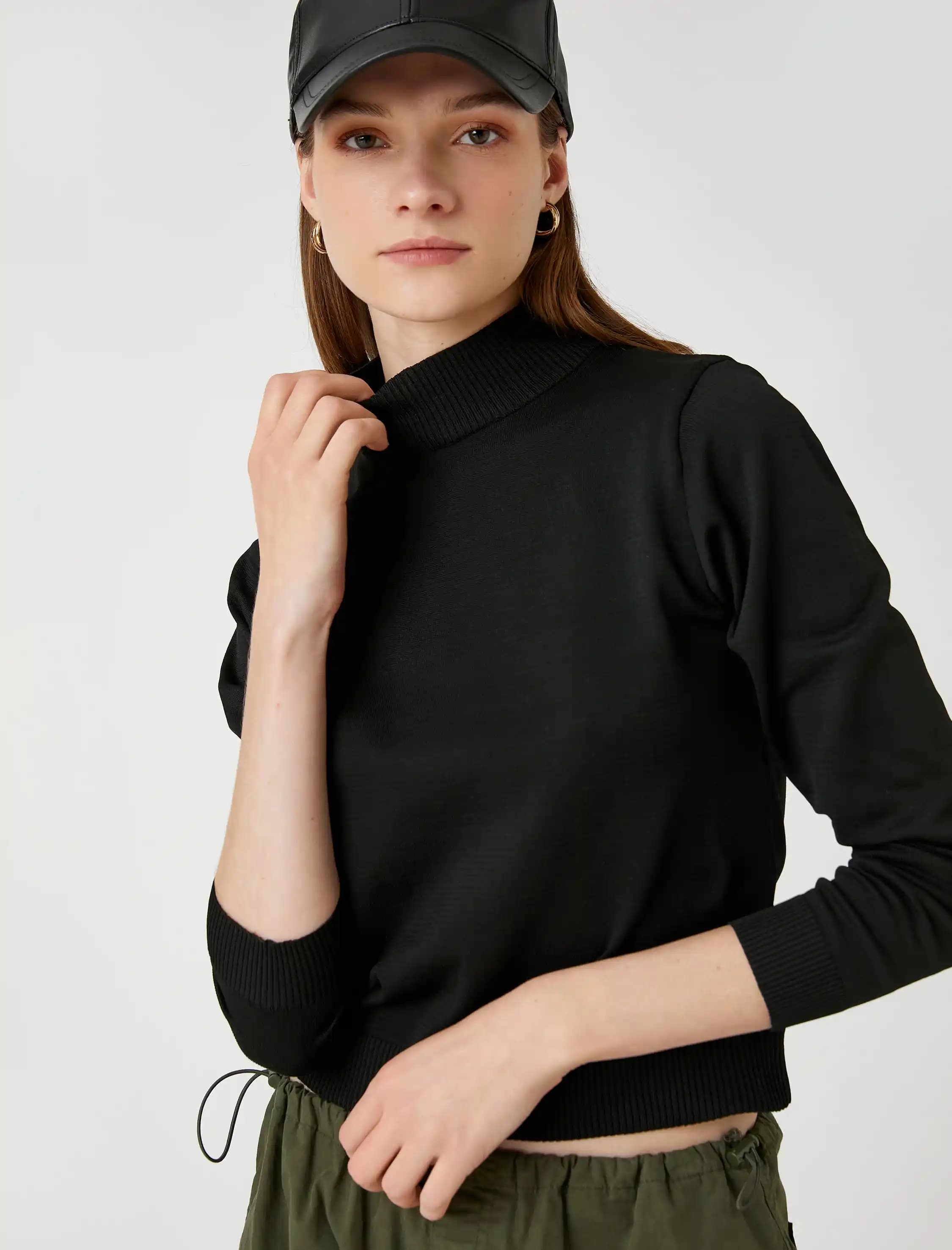 Yarım Kazak Modada Yenilikçi ve Çok Yönlü Bir Parça Olarak Popülerliğini Artırıyor