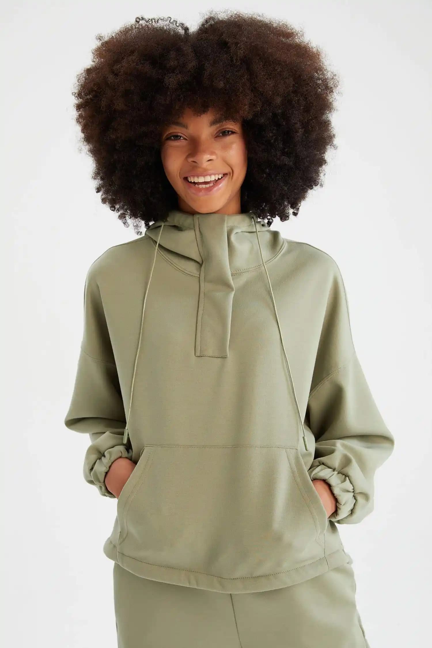 Yarım Kollu Sweatshirtler Kadın Modasında Rahatlık ve Şıklığın Buluşması